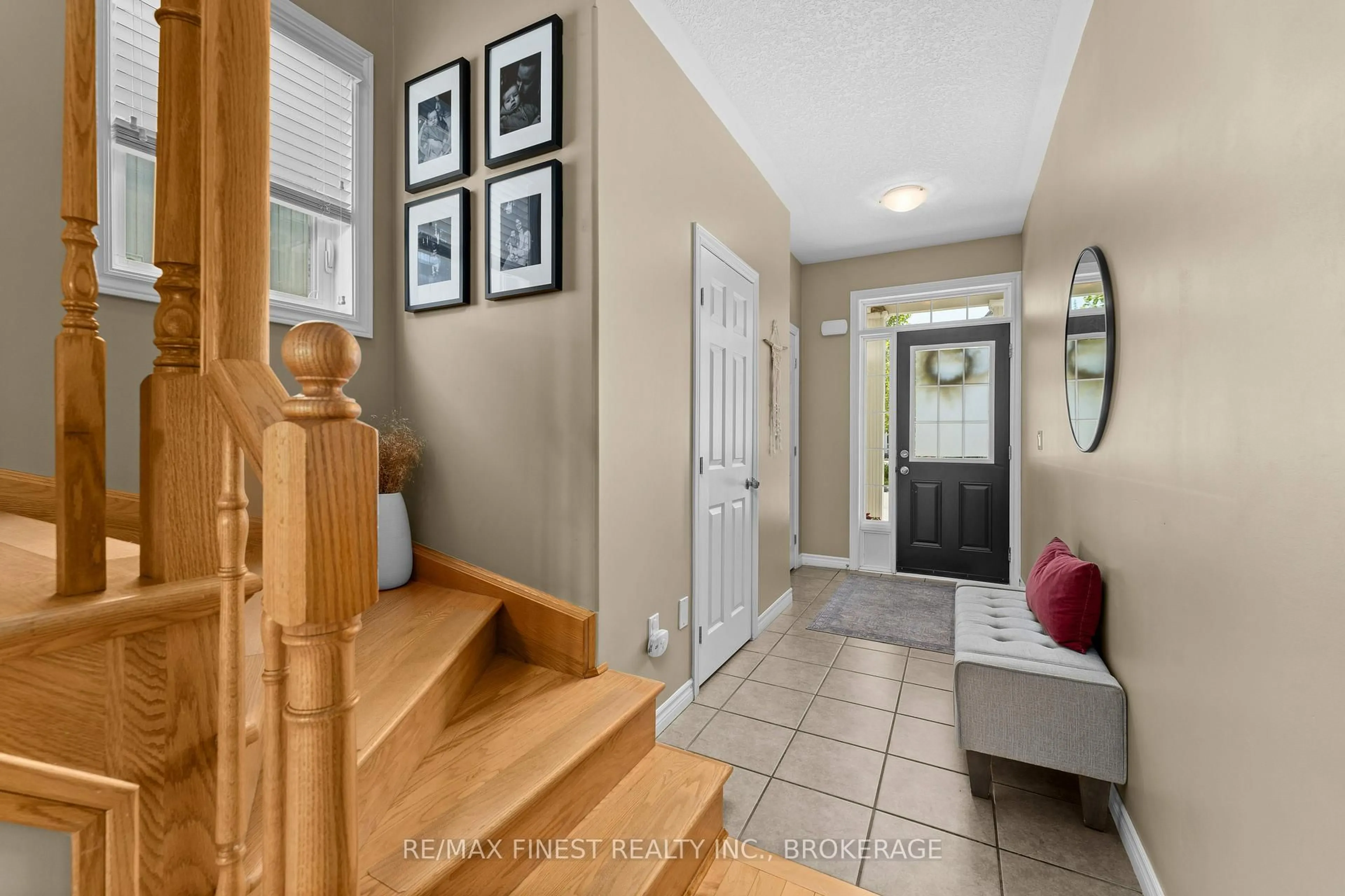 Indoor entryway for 908 Ascot Lane, Kingston Ontario K7K 0C8