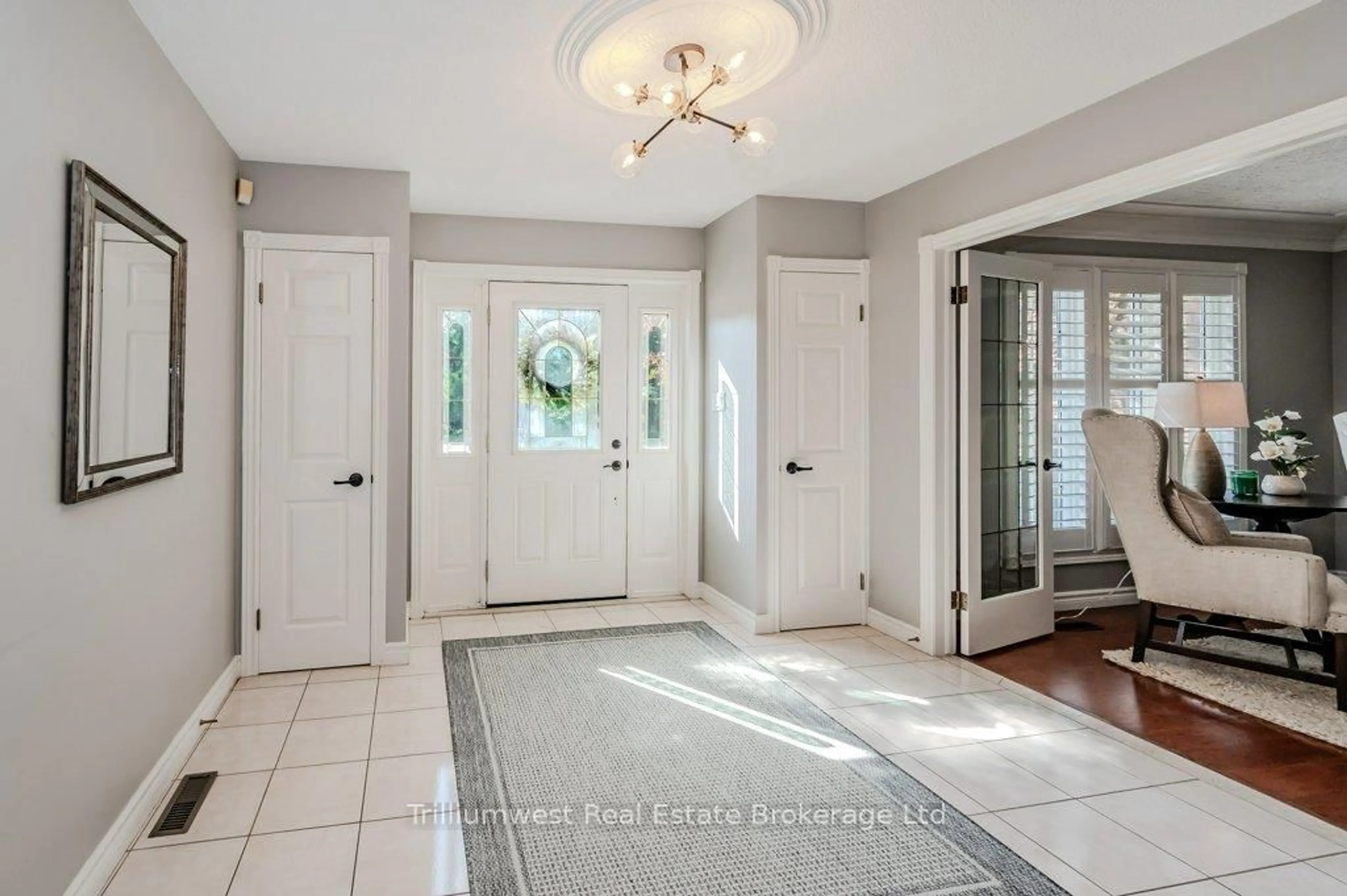 Indoor entryway for 530 Sandbrooke Crt, Waterloo Ontario N2T 2H4