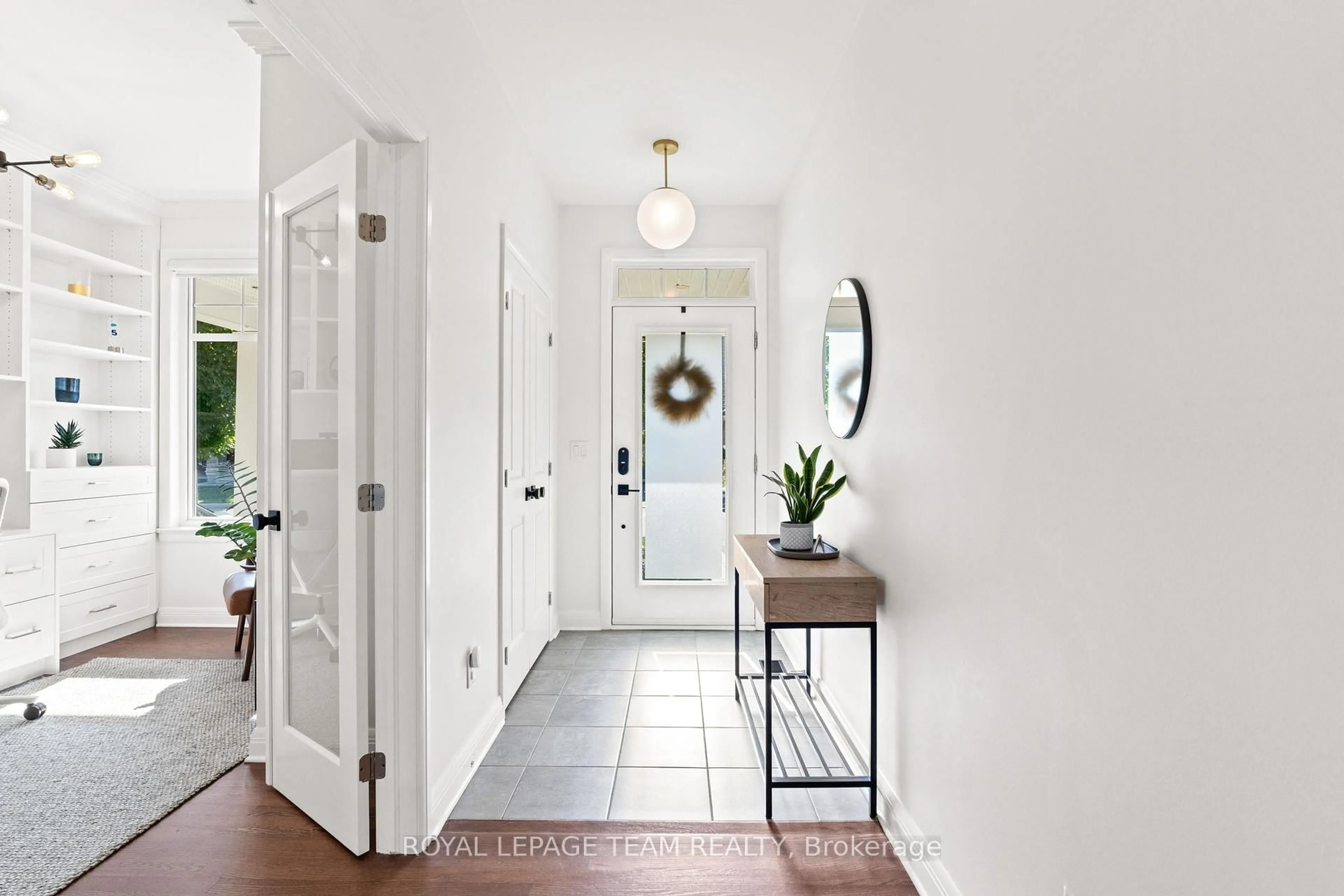 Indoor entryway for 108 LOCHHOUSE Walk, Ottawa Ontario K2J 6A3