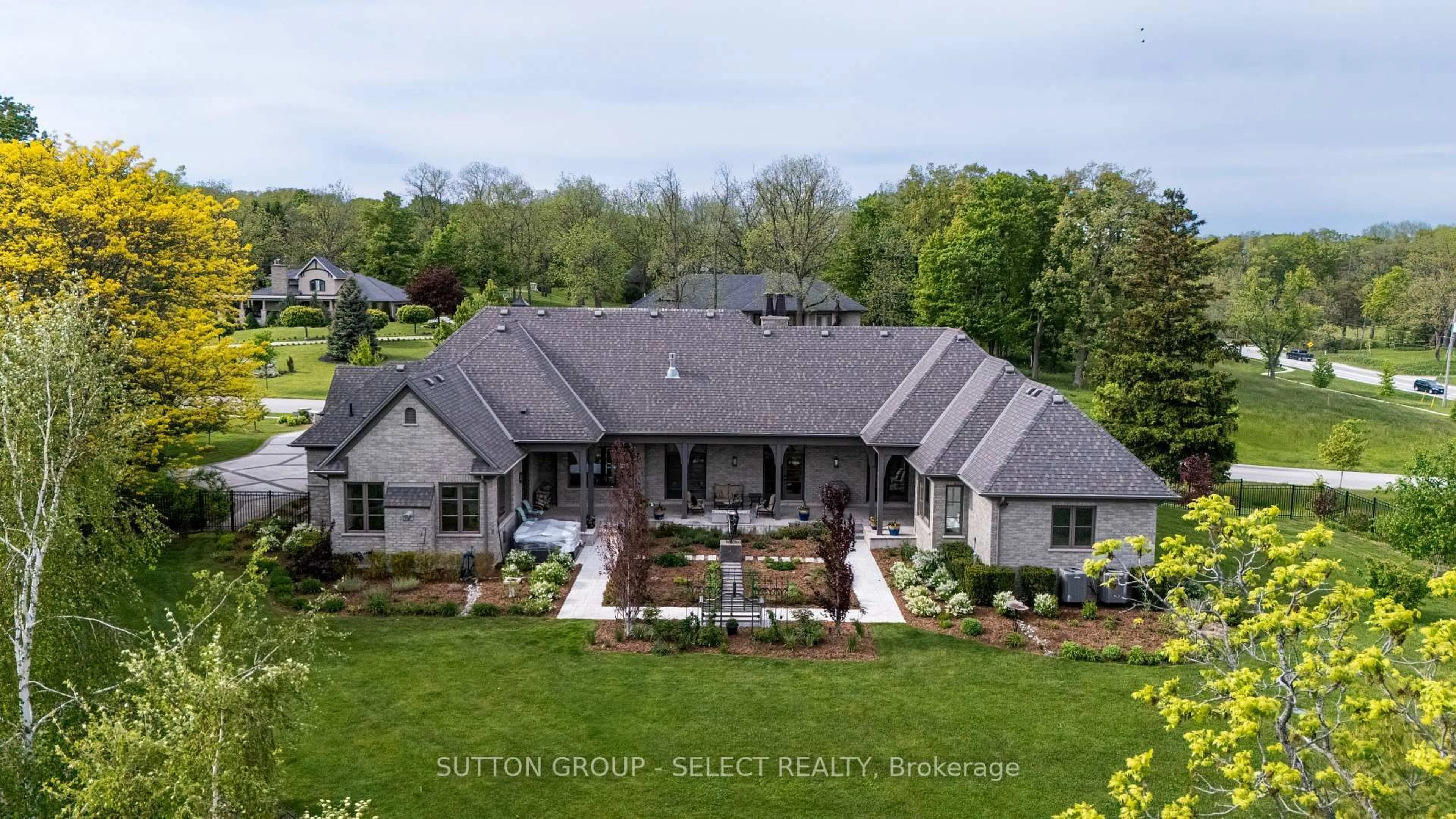 A pic from outside/outdoor area/front of a property/back of a property/a pic from drone, street for 1011 Cherrygrove Dr, London South Ontario N6K 5B2