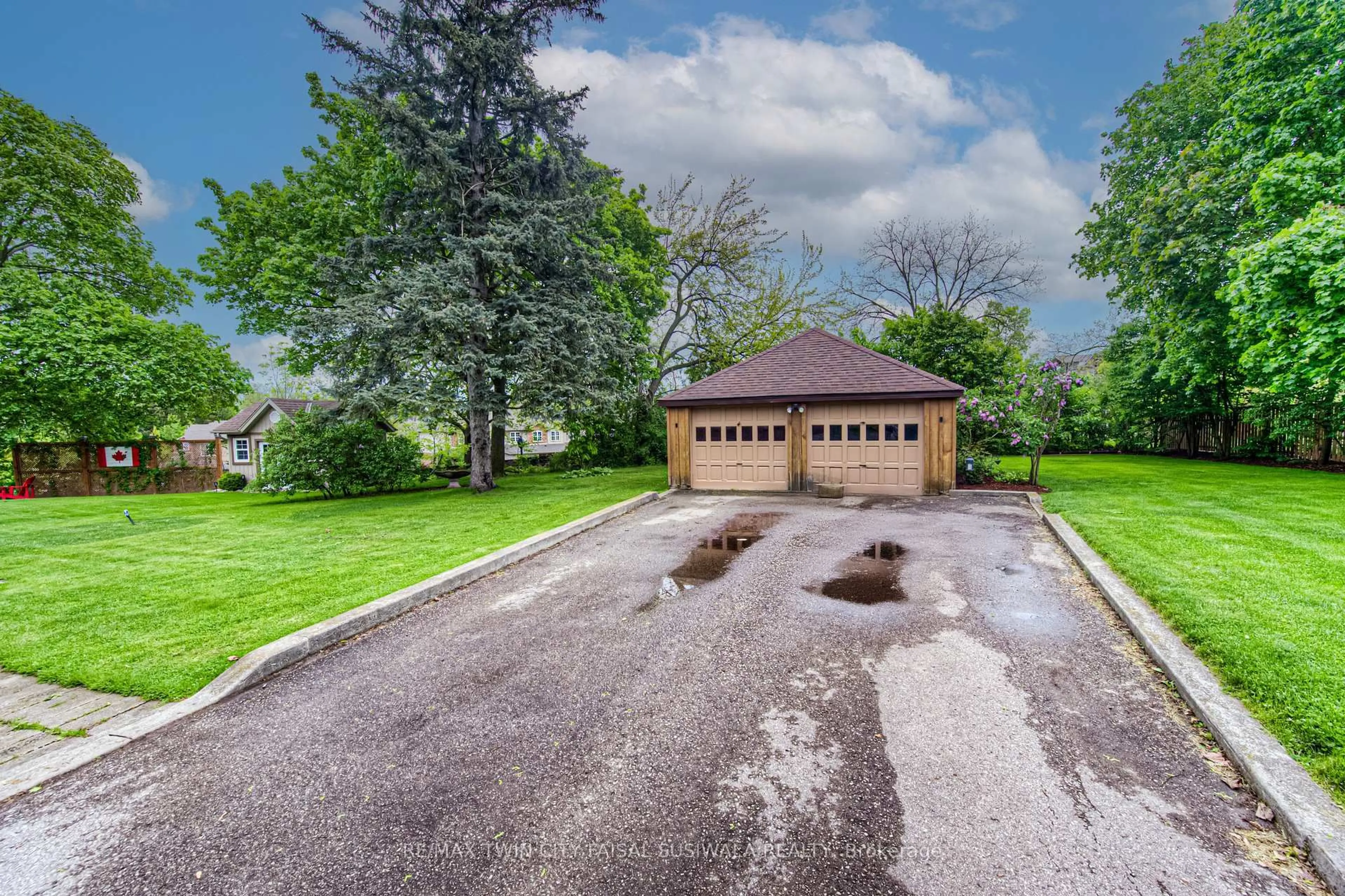 A pic from outside/outdoor area/front of a property/back of a property/a pic from drone, street for 445 Dover St, Cambridge Ontario N3H 1L1