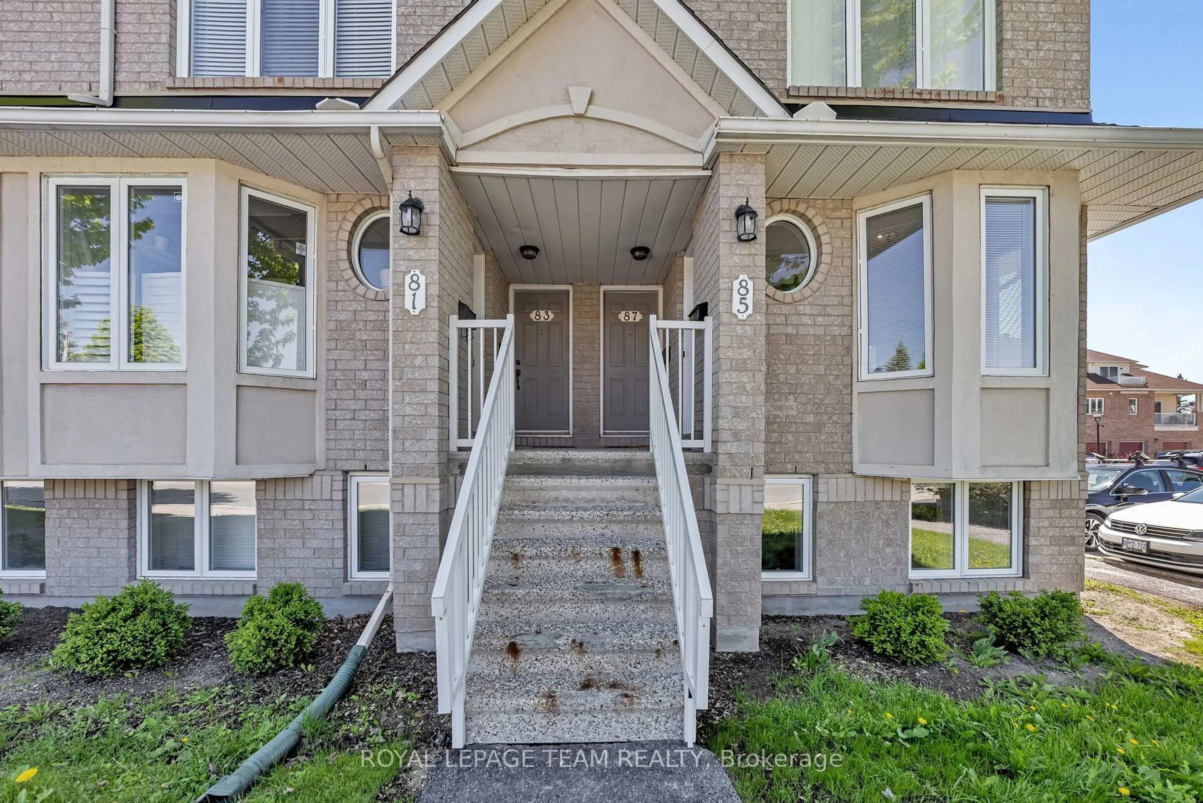 Indoor entryway for 85 Cresthaven Dr #6, Ottawa Ontario K2G 6T9
