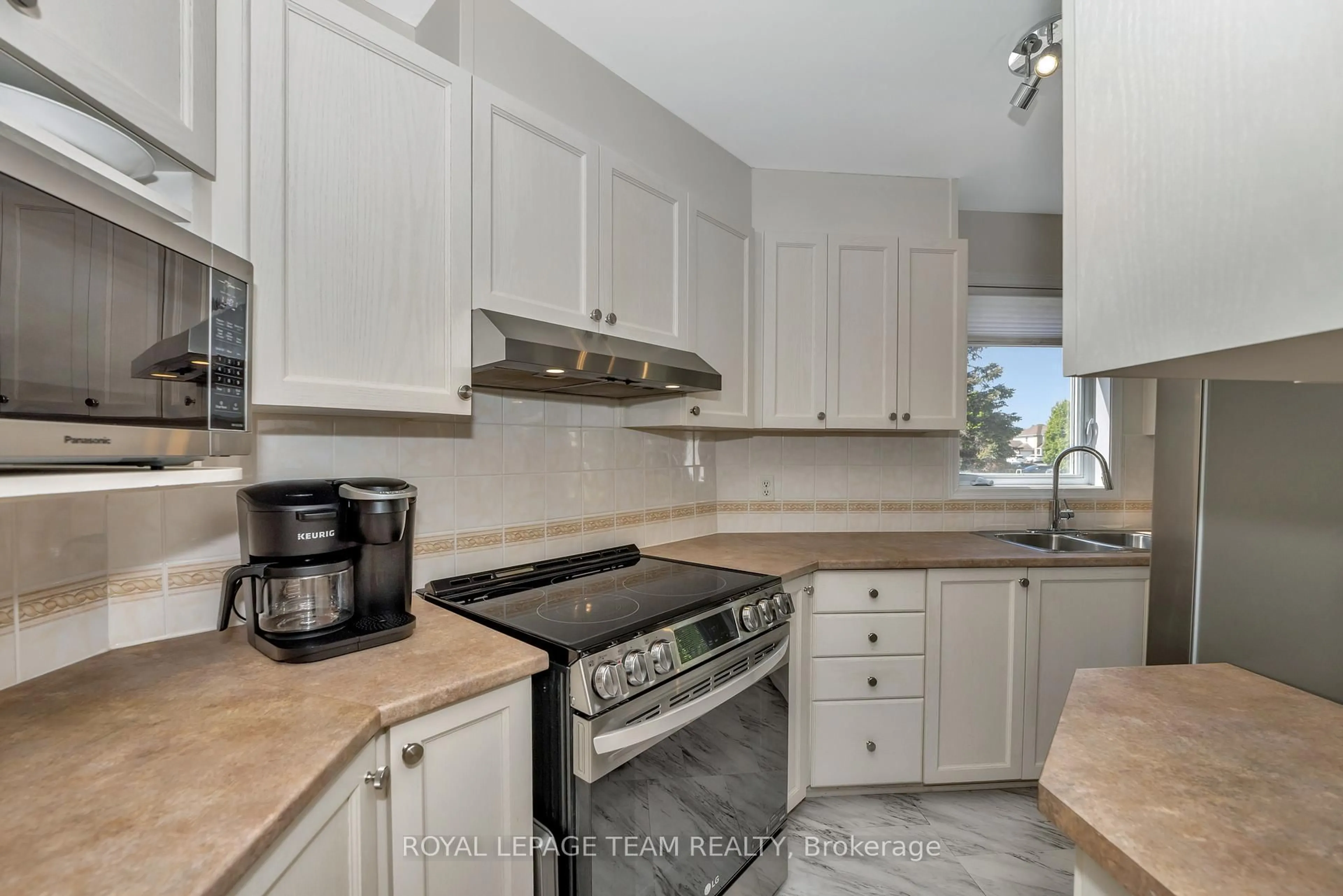 Standard kitchen, ceramic/tile floor for 85 Cresthaven Dr #6, Ottawa Ontario K2G 6T9