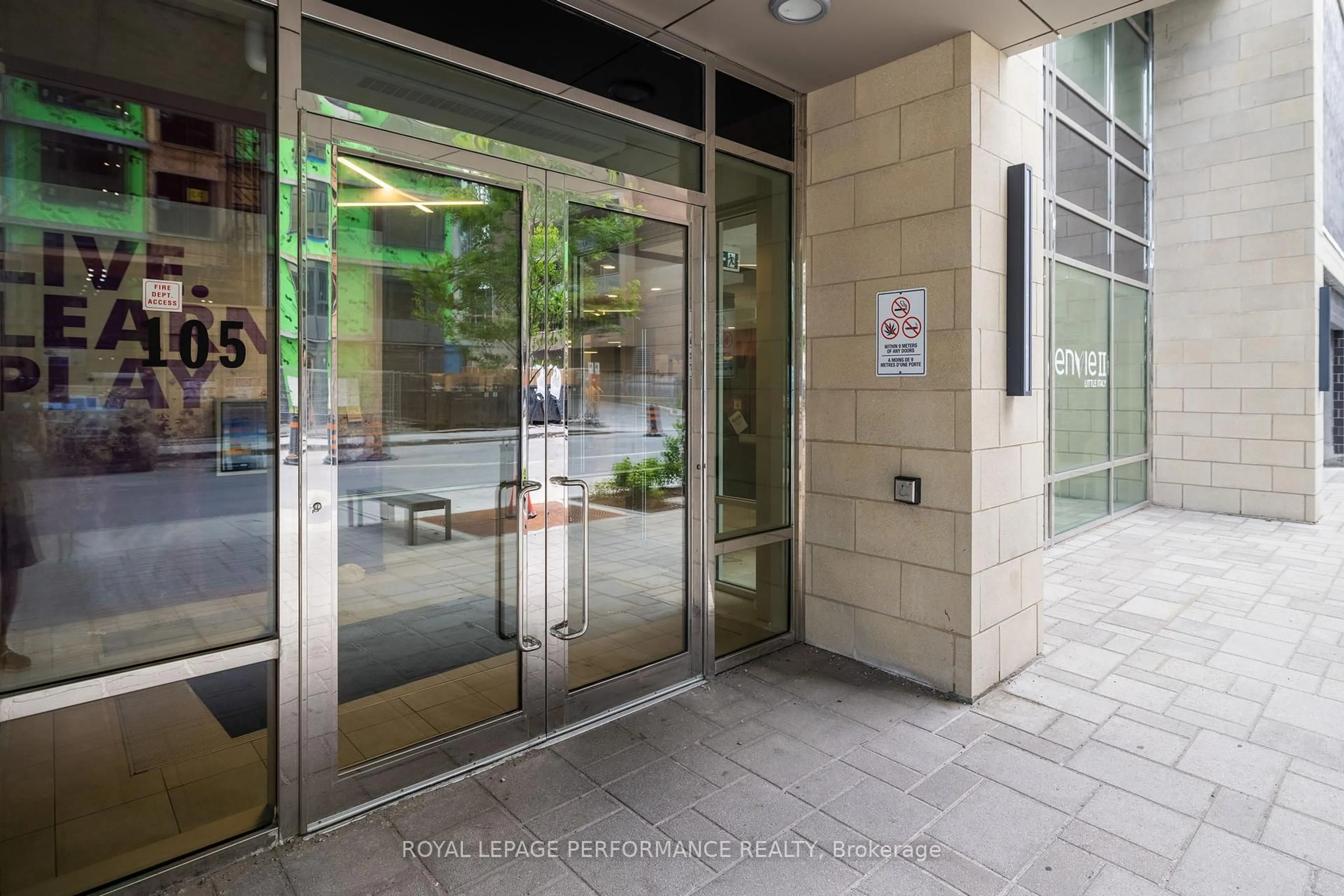 Indoor foyer for 105 CHAMPAGNE Ave #2307, Ottawa Ontario K1S 5E5