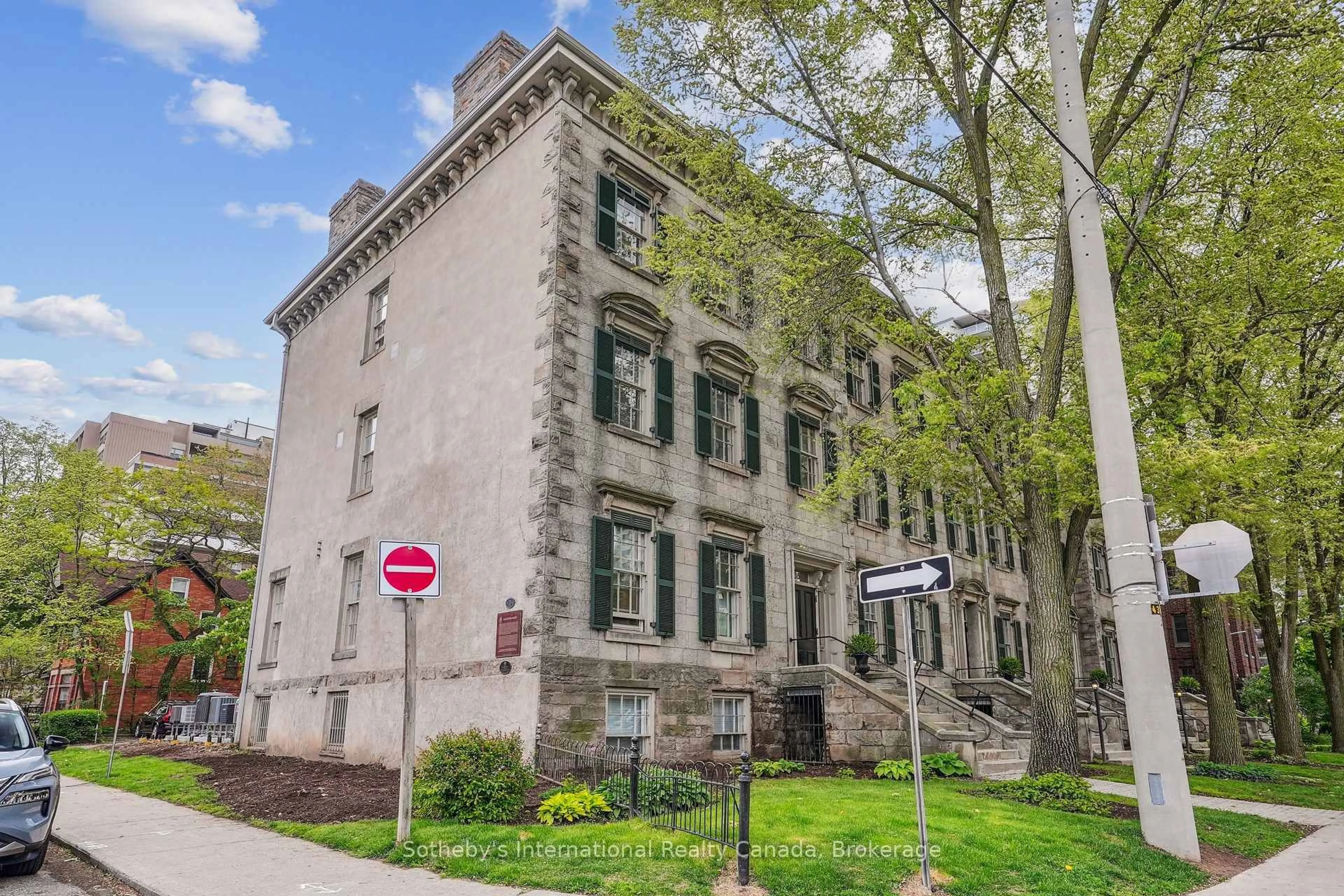 Home with brick exterior material, building for 35 Duke St #2, Hamilton Ontario L8P 1X2