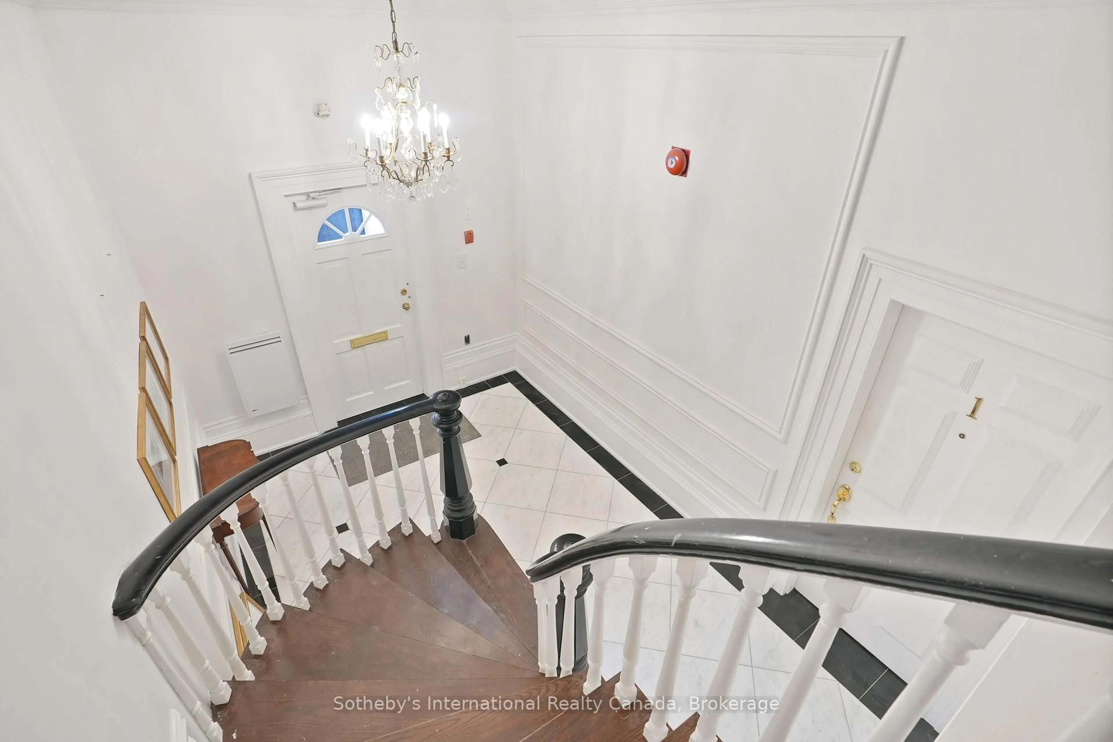 Indoor foyer for 35 Duke St #2, Hamilton Ontario L8P 1X2