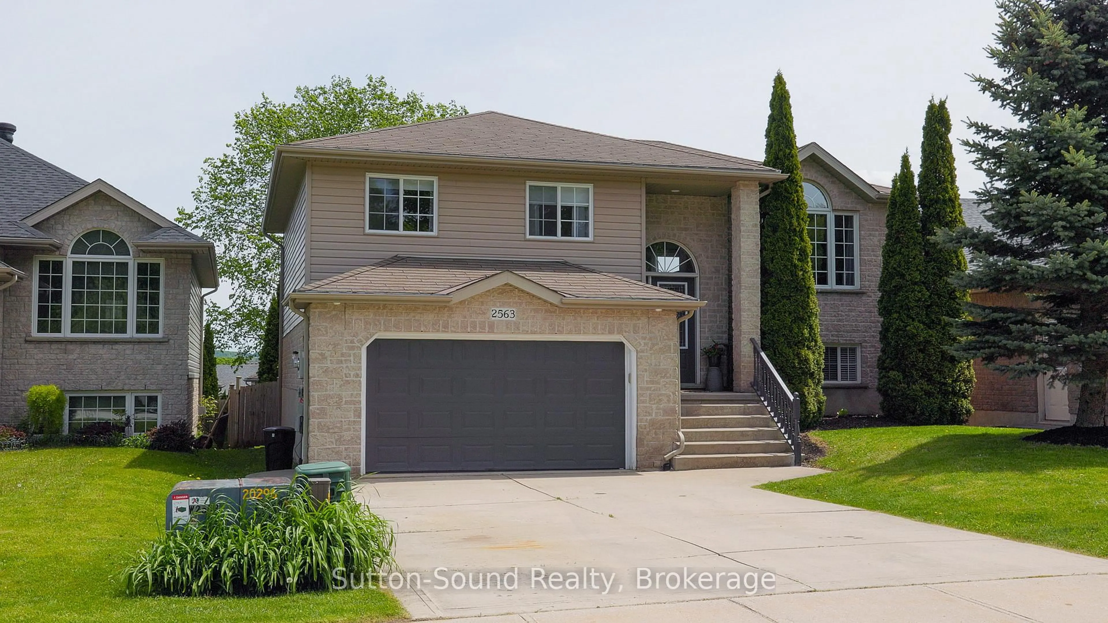 Home with vinyl exterior material, street for 2563 7th Ave, Owen Sound Ontario N4K 6V1