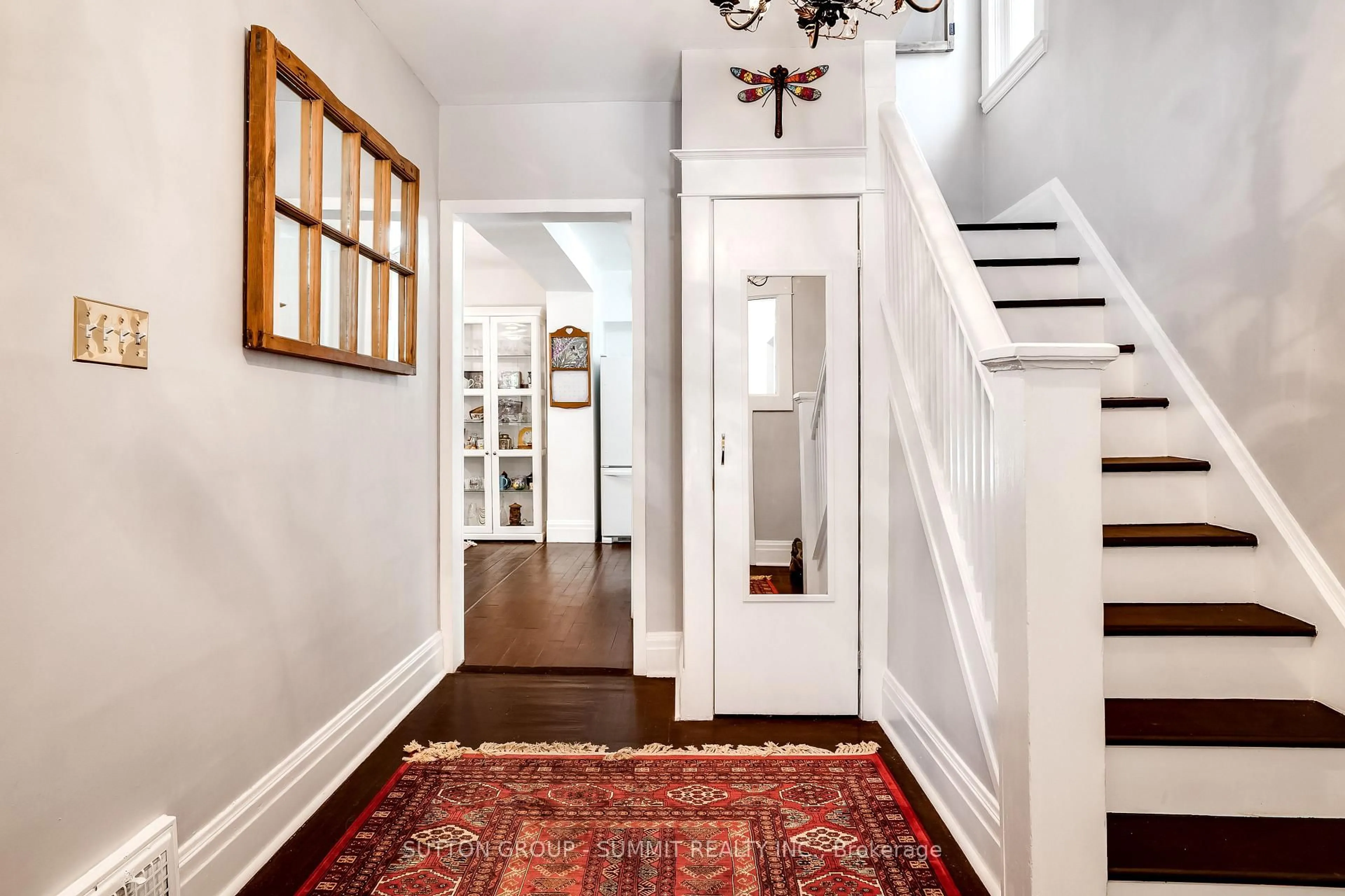 Indoor entryway for 287 Graham Ave, Hamilton Ontario L8K 2M7