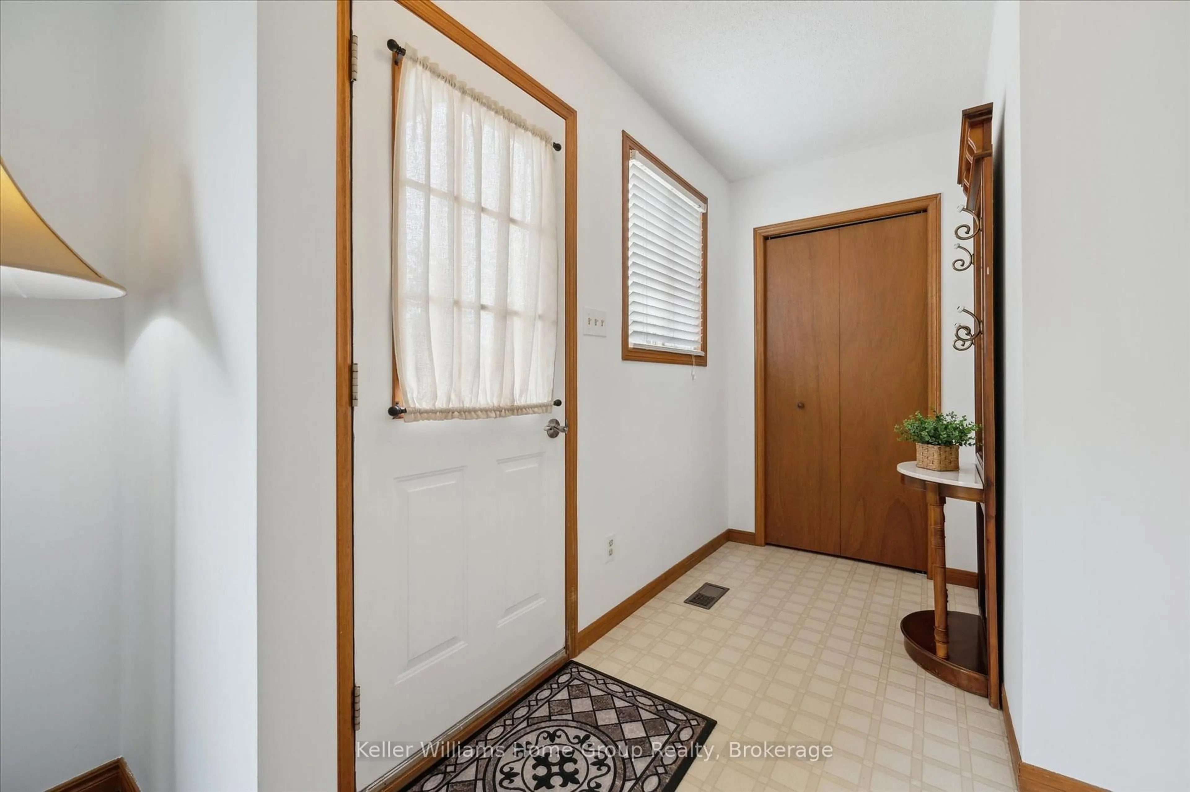 Indoor entryway for 85 Francis St, Cambridge Ontario N1S 1Z9