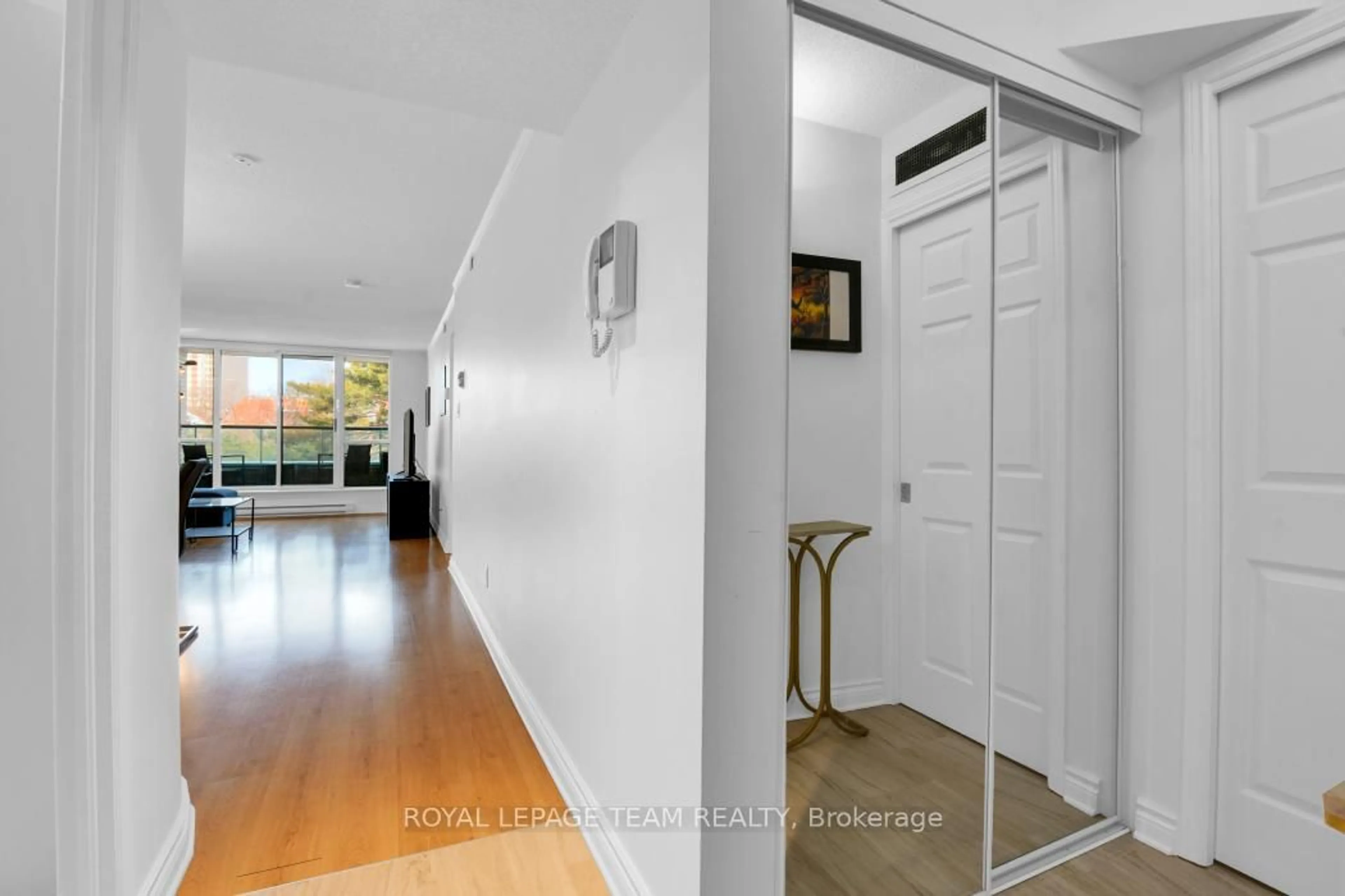 Indoor foyer for 10 Main St #203, Ottawa Ontario K1S 1M9