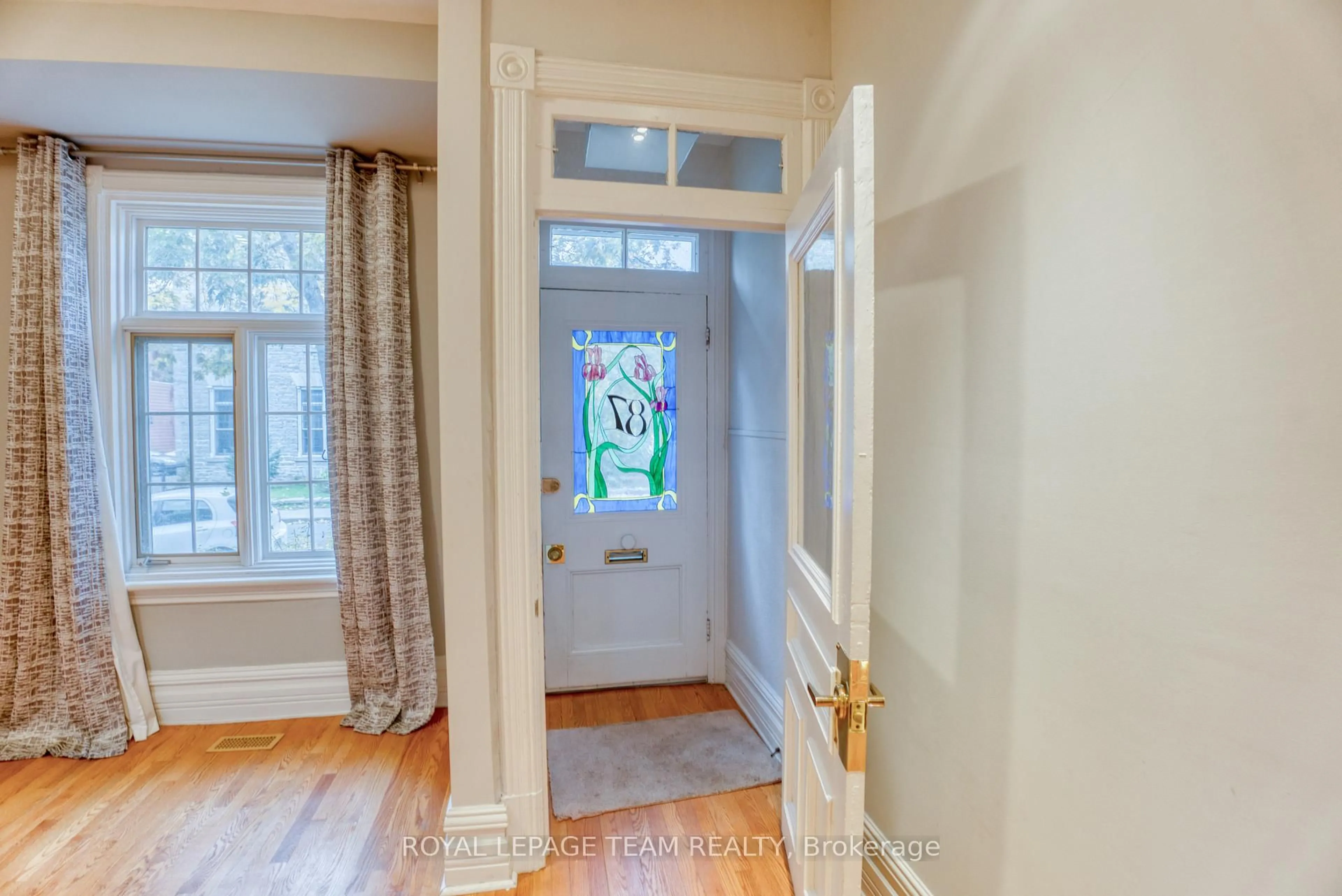 Indoor entryway for 87 Guigues Ave, Ottawa Ontario K1N 5H8
