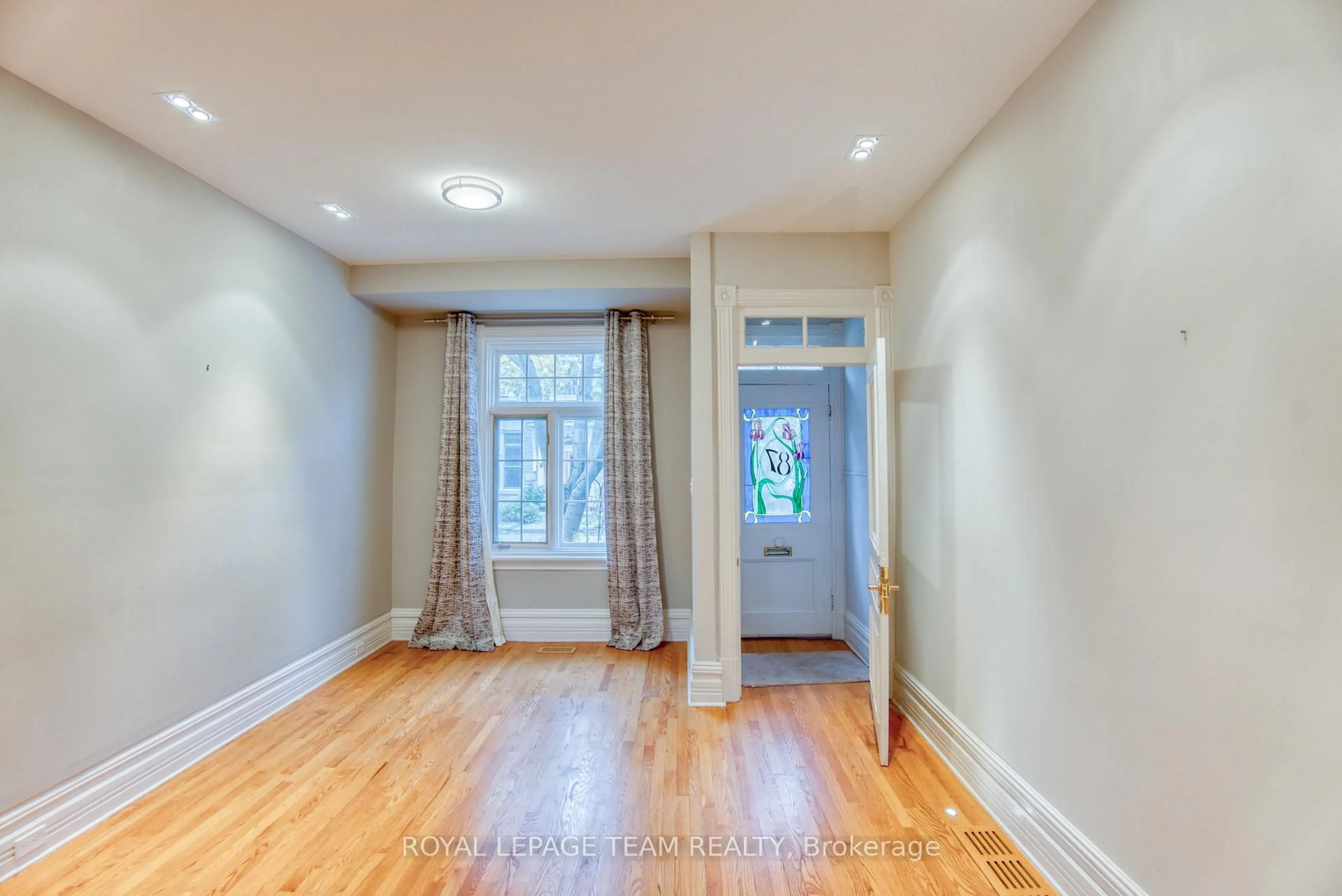 Indoor entryway for 87 Guigues Ave, Ottawa Ontario K1N 5H8