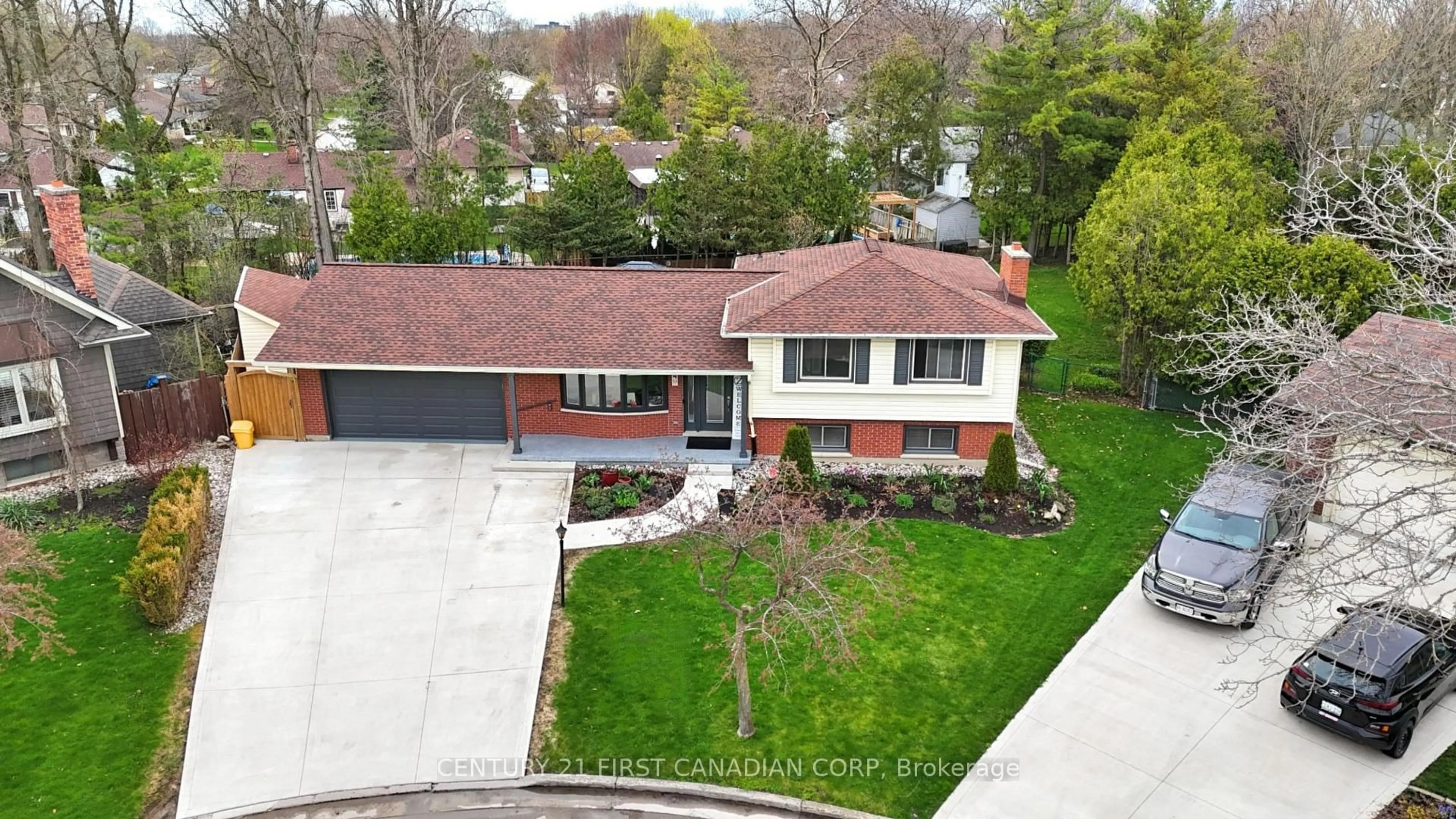 A pic from outside/outdoor area/front of a property/back of a property/a pic from drone, street for 55 St Lawrence Pl, London South Ontario N6J 2G4