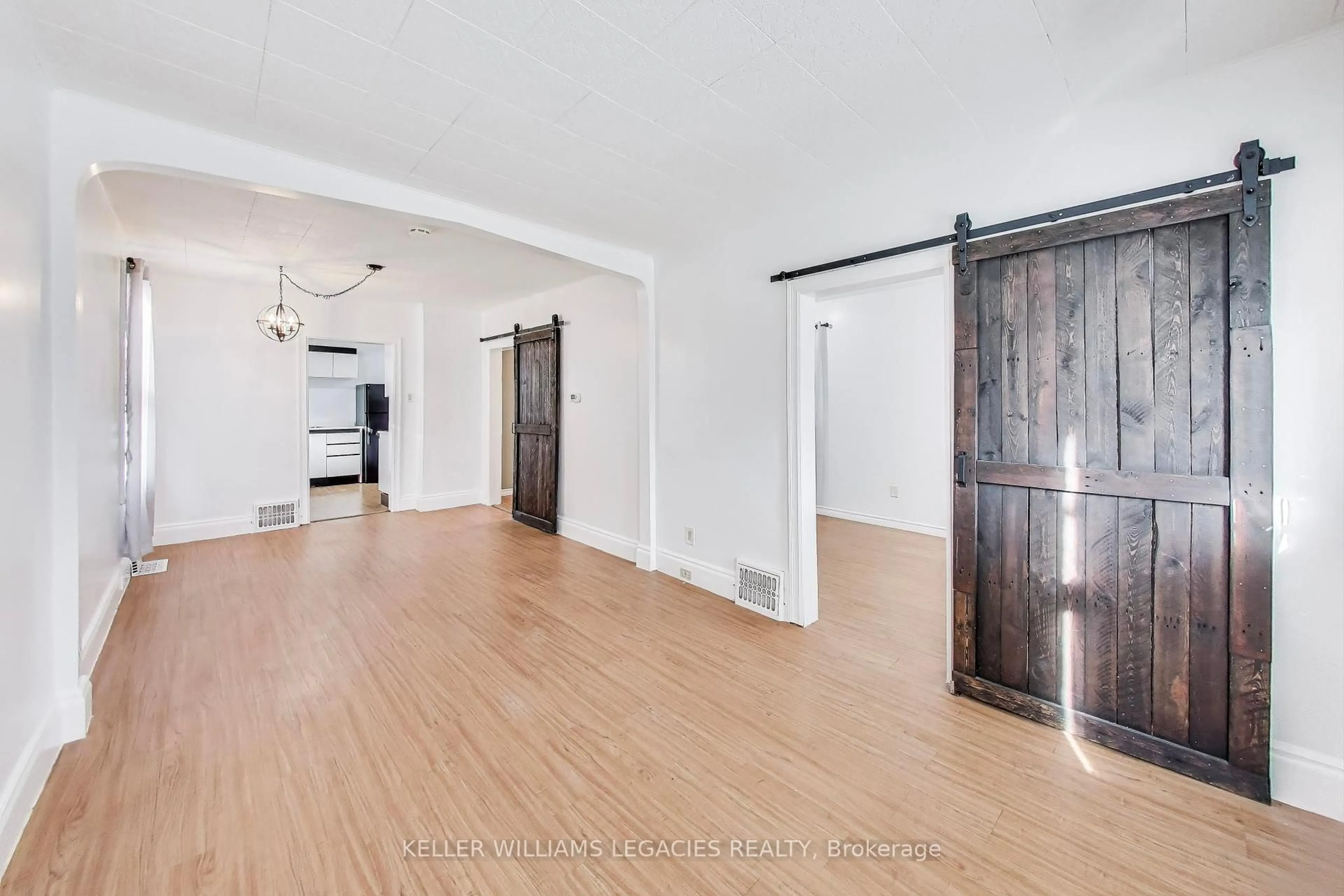 Indoor entryway for 367 Cope St, Hamilton Ontario L8H 5C2