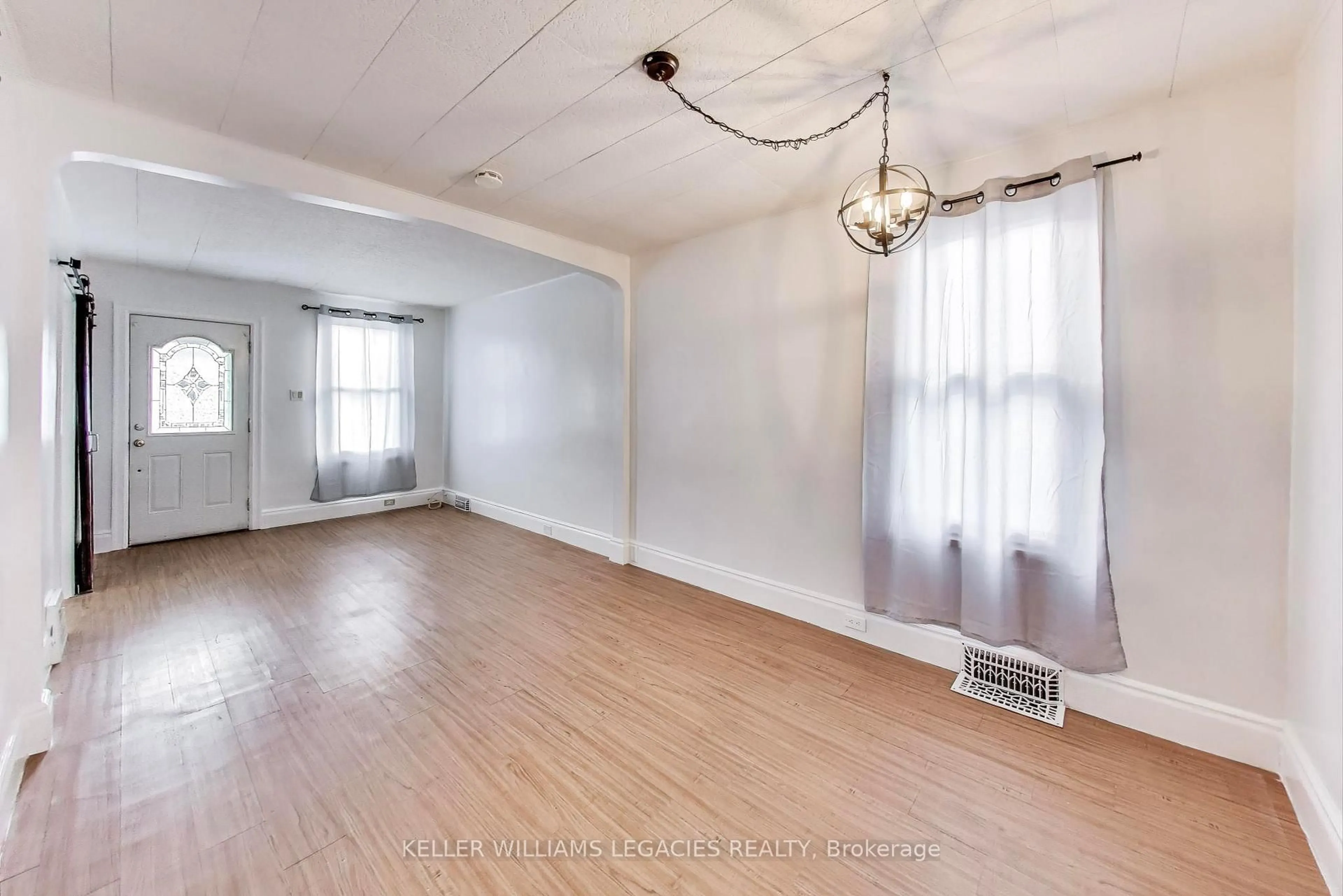 A pic of a room for 367 Cope St, Hamilton Ontario L8H 5C2