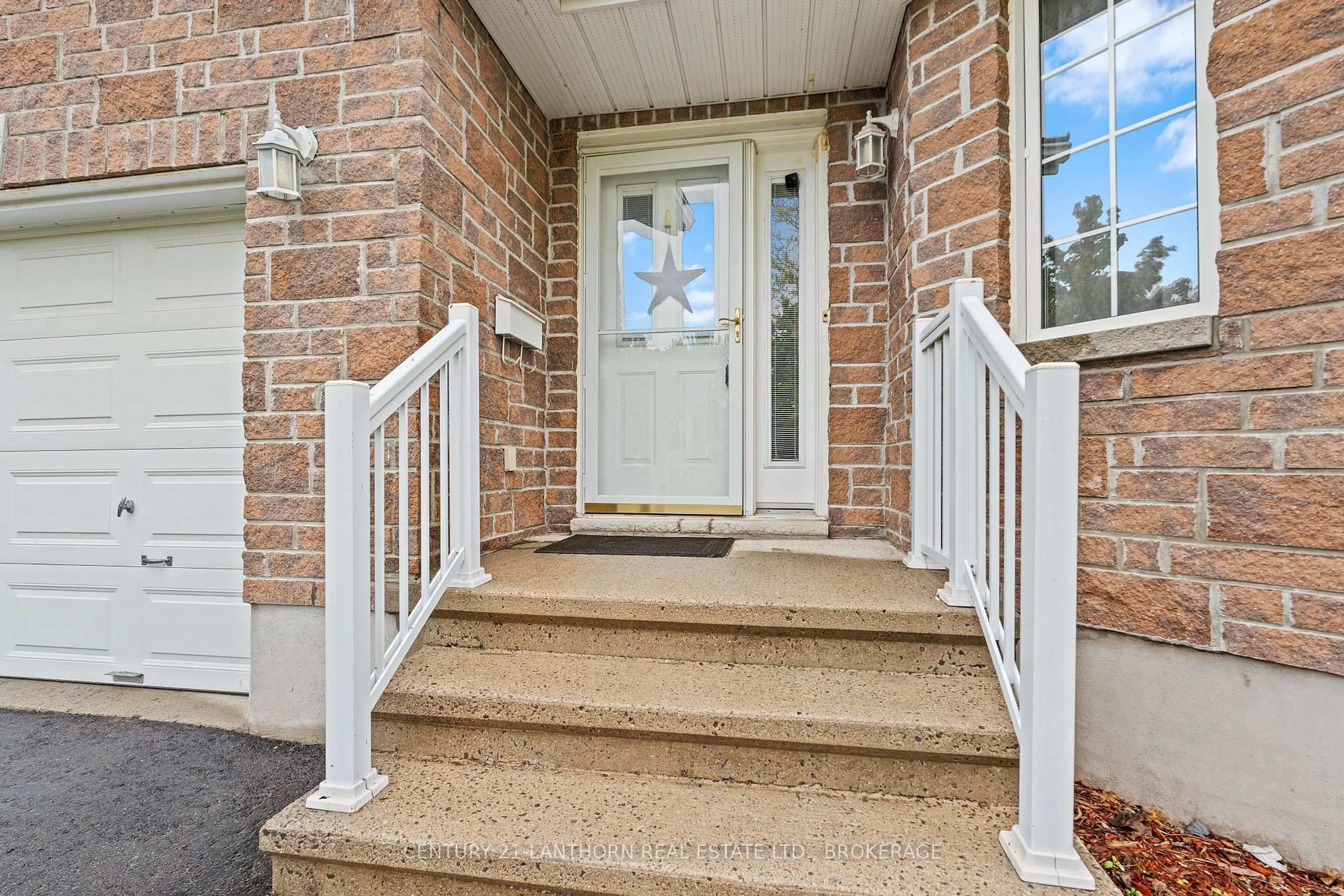 Indoor entryway for 1469 Birchwood Dr, Kingston Ontario K7P 3H3