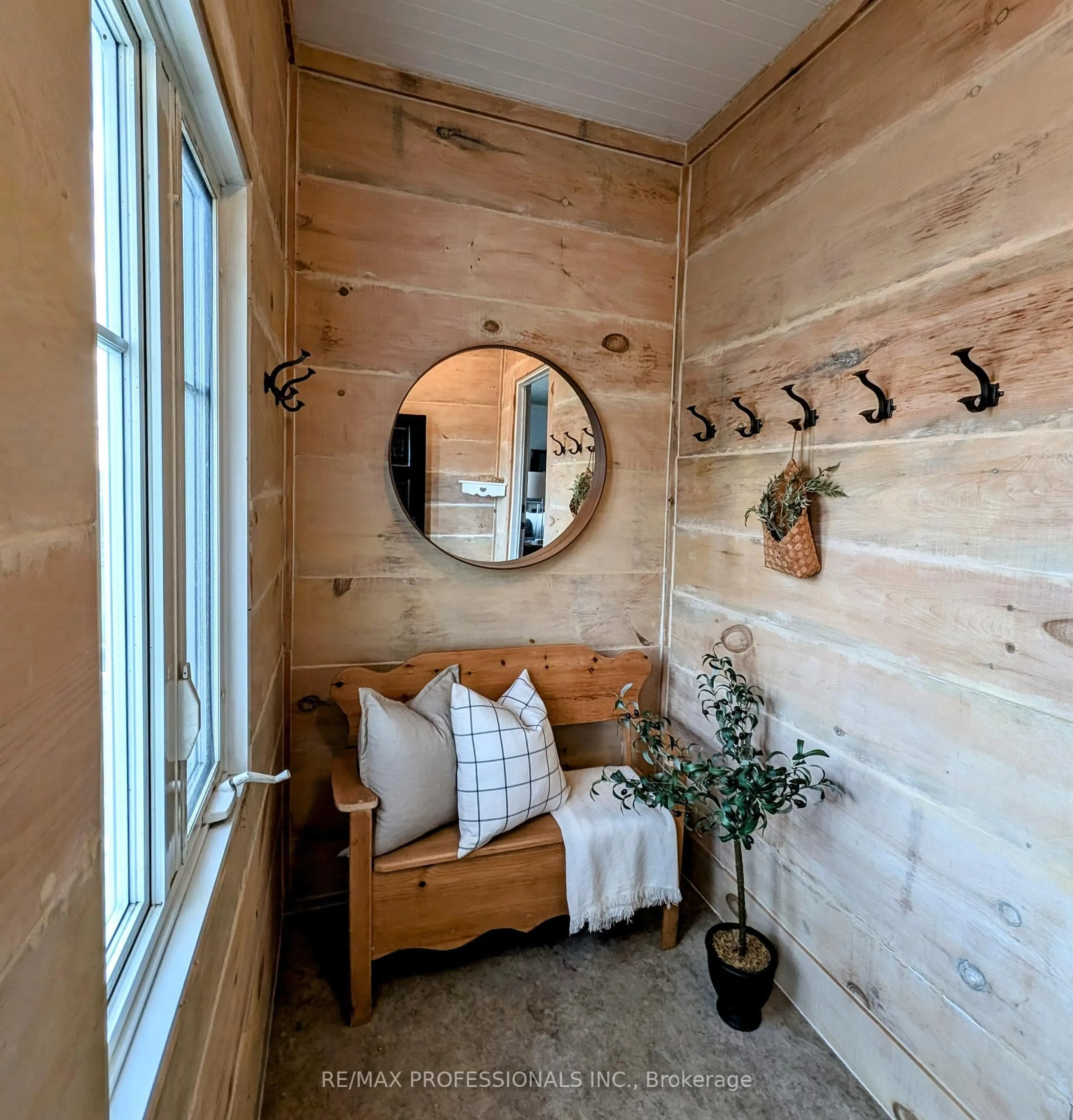 Indoor entryway for 6 Fraser St, Port Hope Ontario L1A 2A1