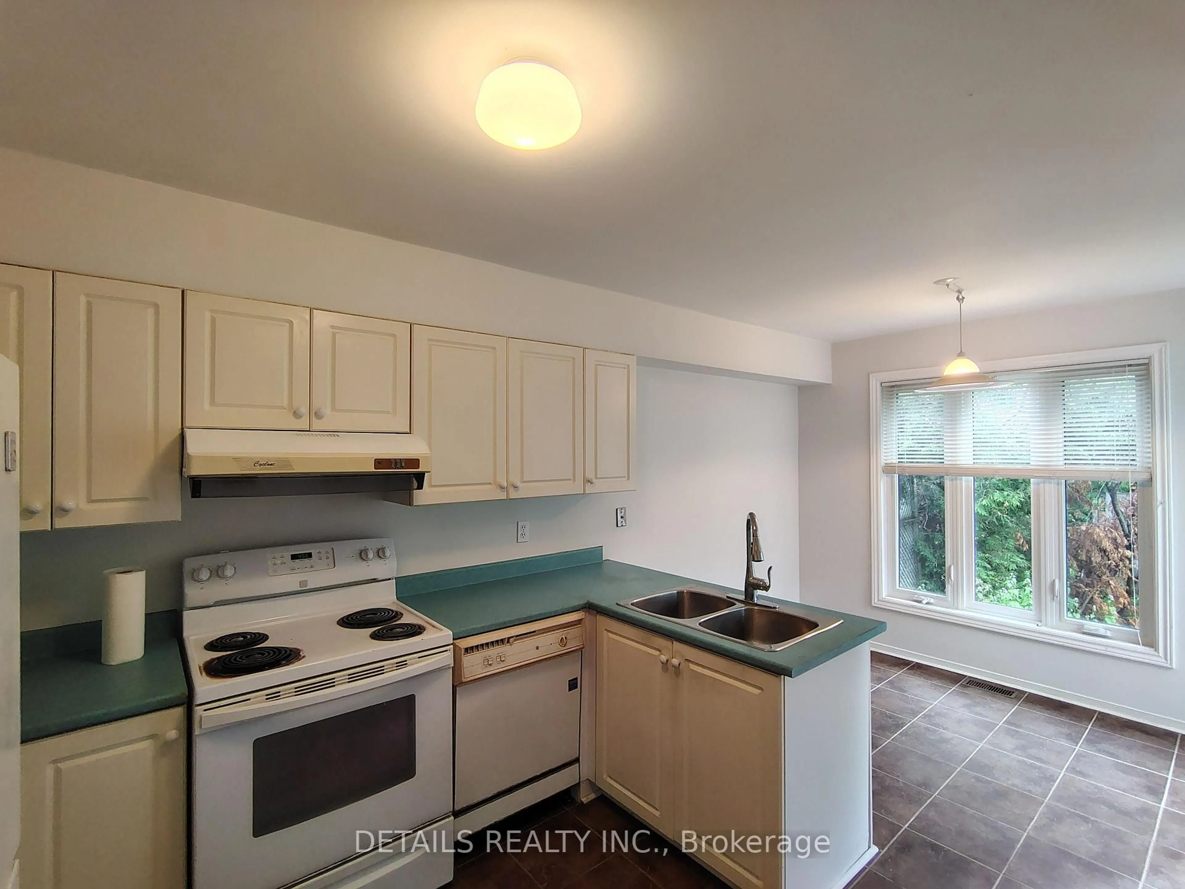 Standard kitchen, unknown for 30 Hodgson Crt, Ottawa Ontario K2K 2T4