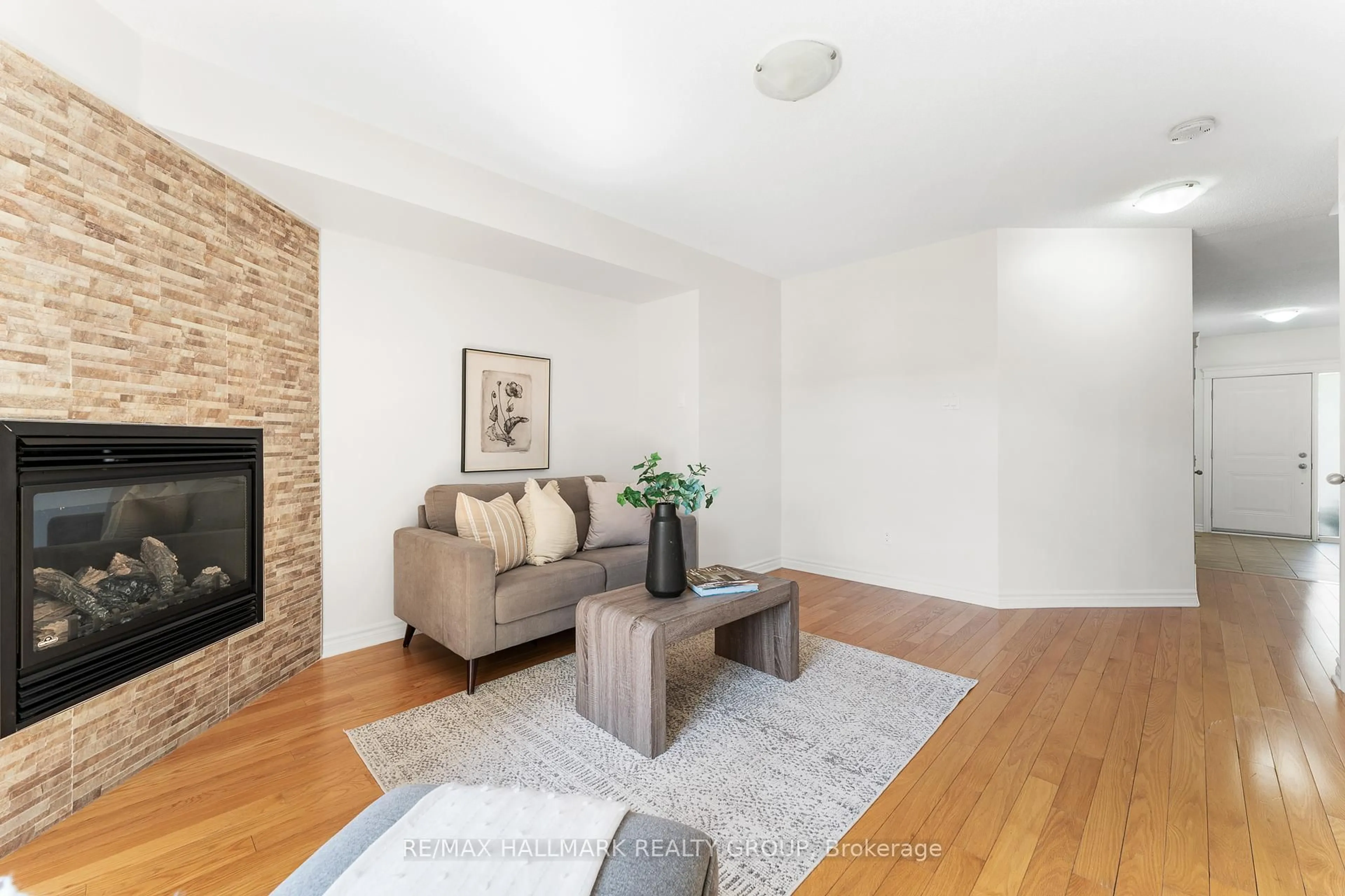 Living room with furniture, unknown for 118 Brilia Private, Ottawa Ontario K1J 0B7
