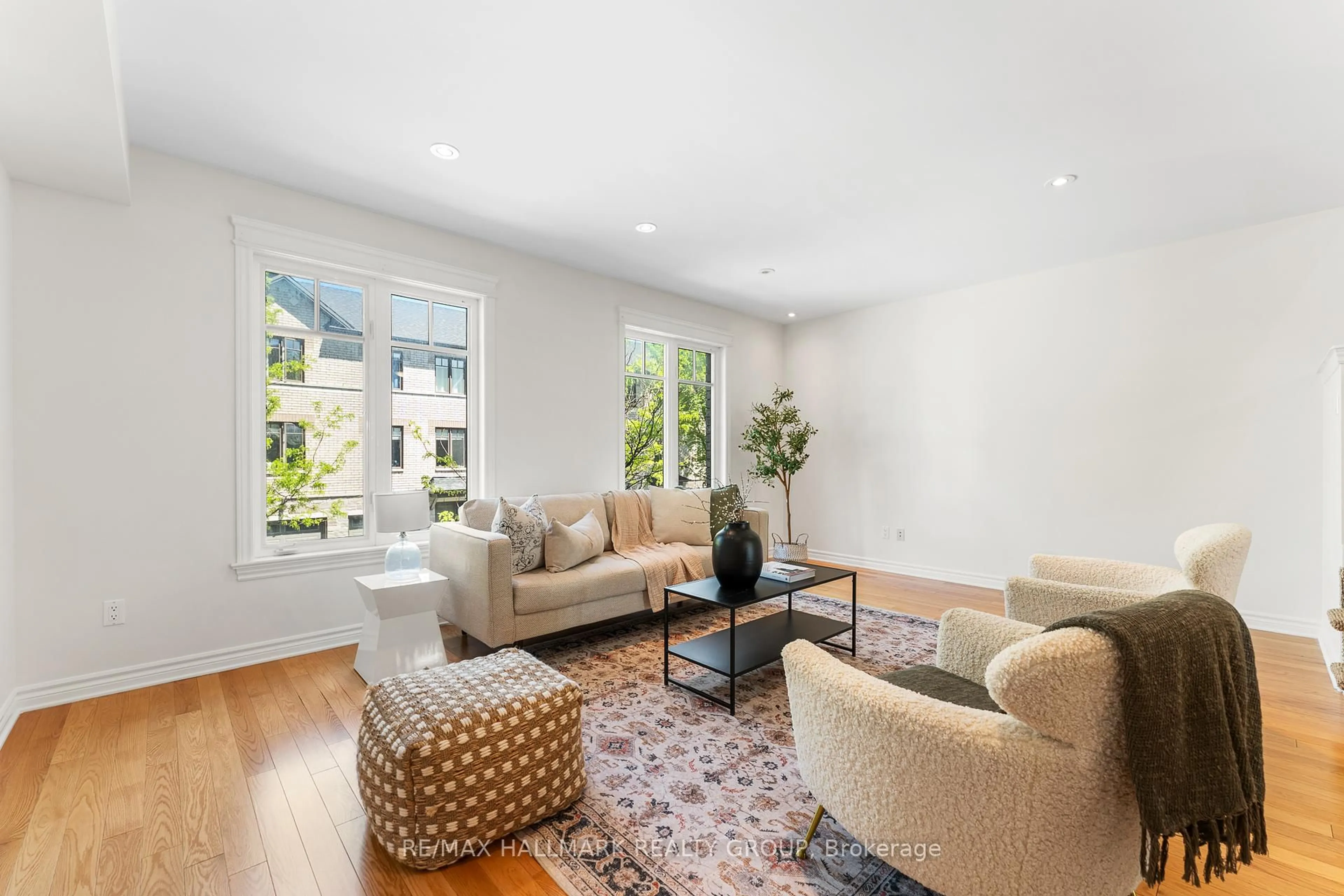Living room with furniture, unknown for 118 Brilia Private, Ottawa Ontario K1J 0B7