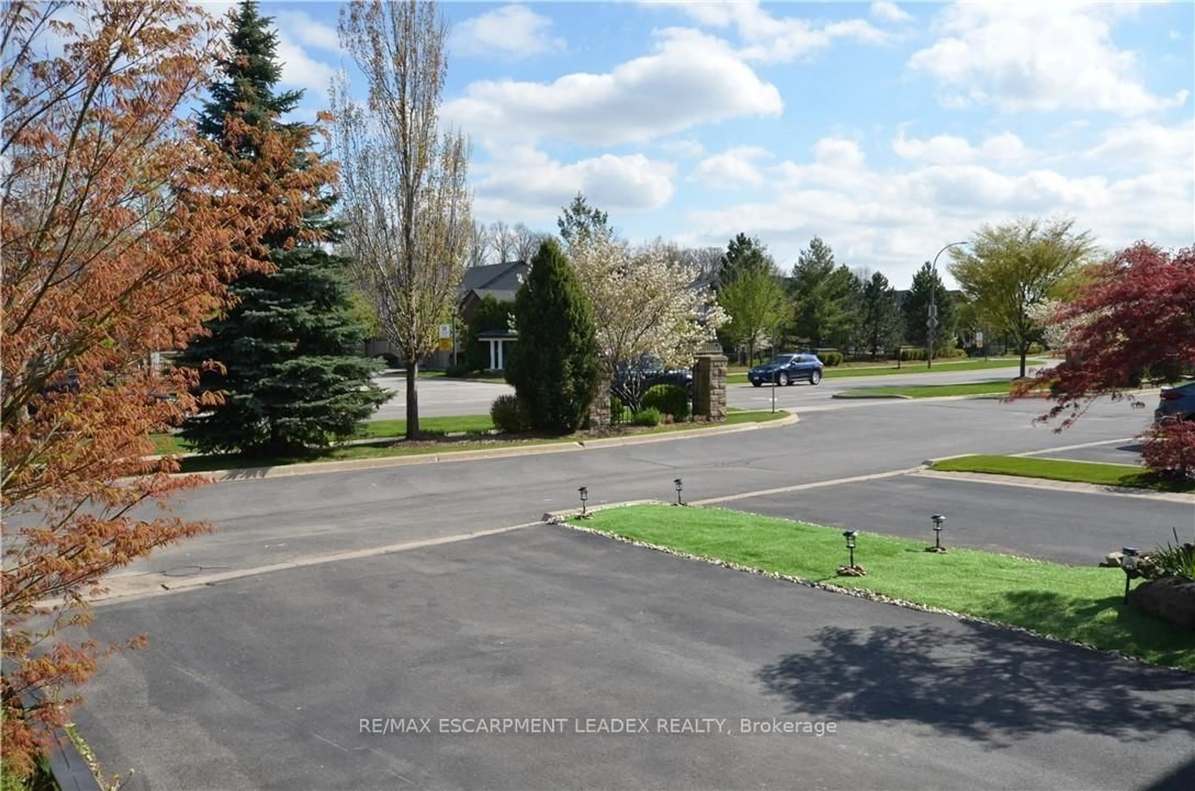 A pic from outside/outdoor area/front of a property/back of a property/a pic from drone, unknown for 524 Stonehenge Dr, Hamilton Ontario L9K 1S7