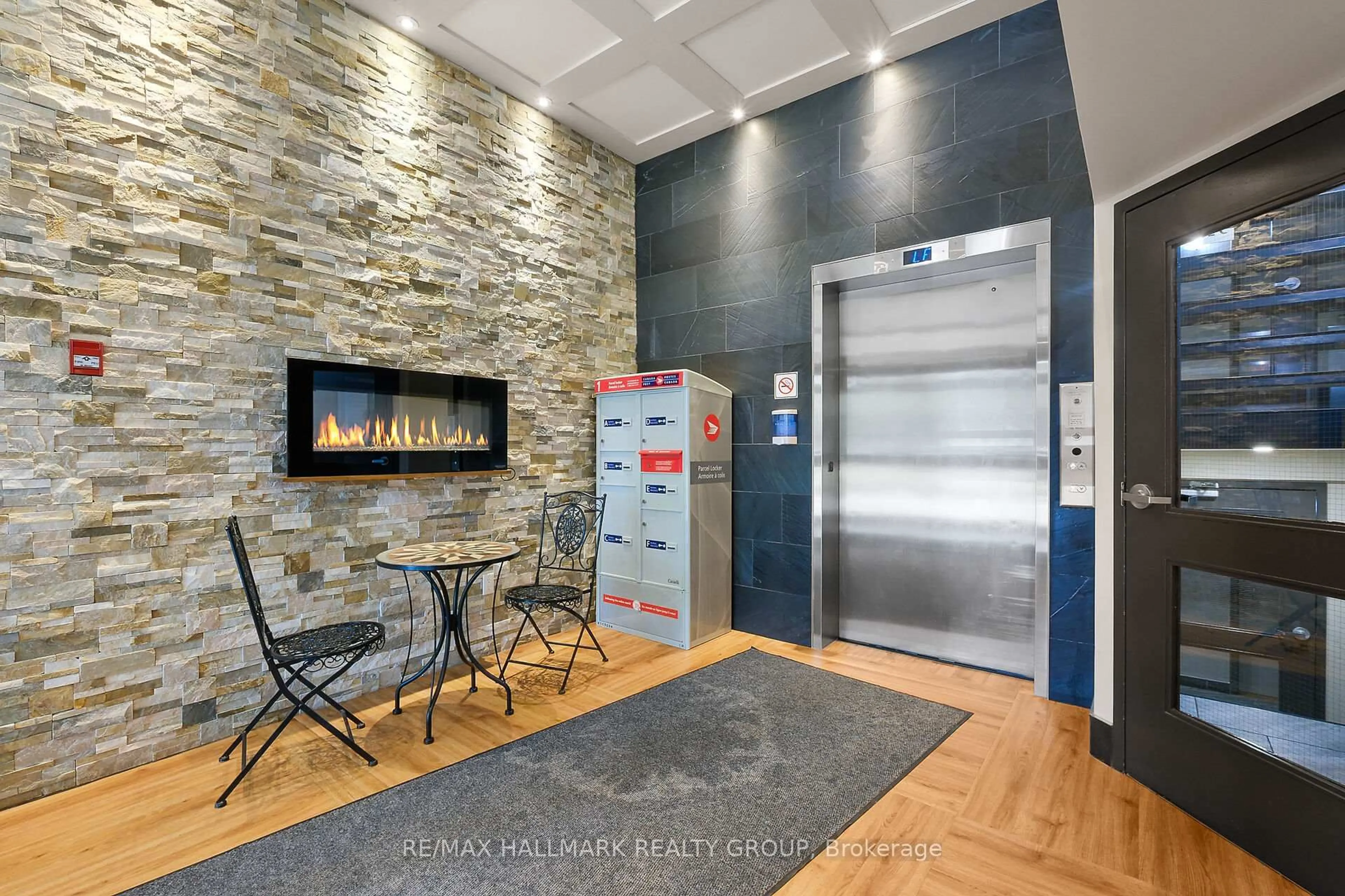 Indoor foyer for 6376 Bilberry Dr #402, Ottawa Ontario K1C 4P6