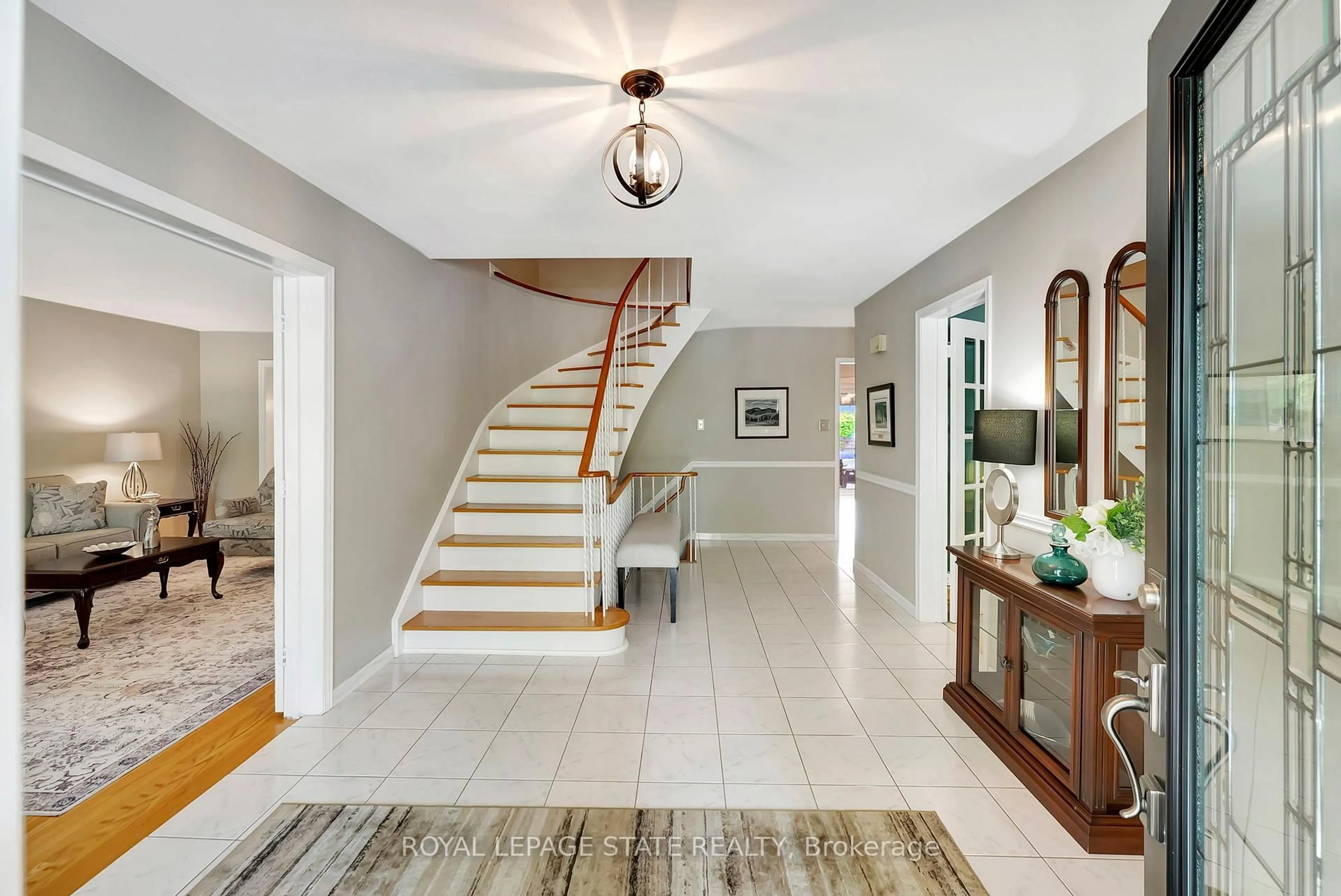 Indoor entryway for 129 Country Club Dr, Hamilton Ontario L8K 5W4