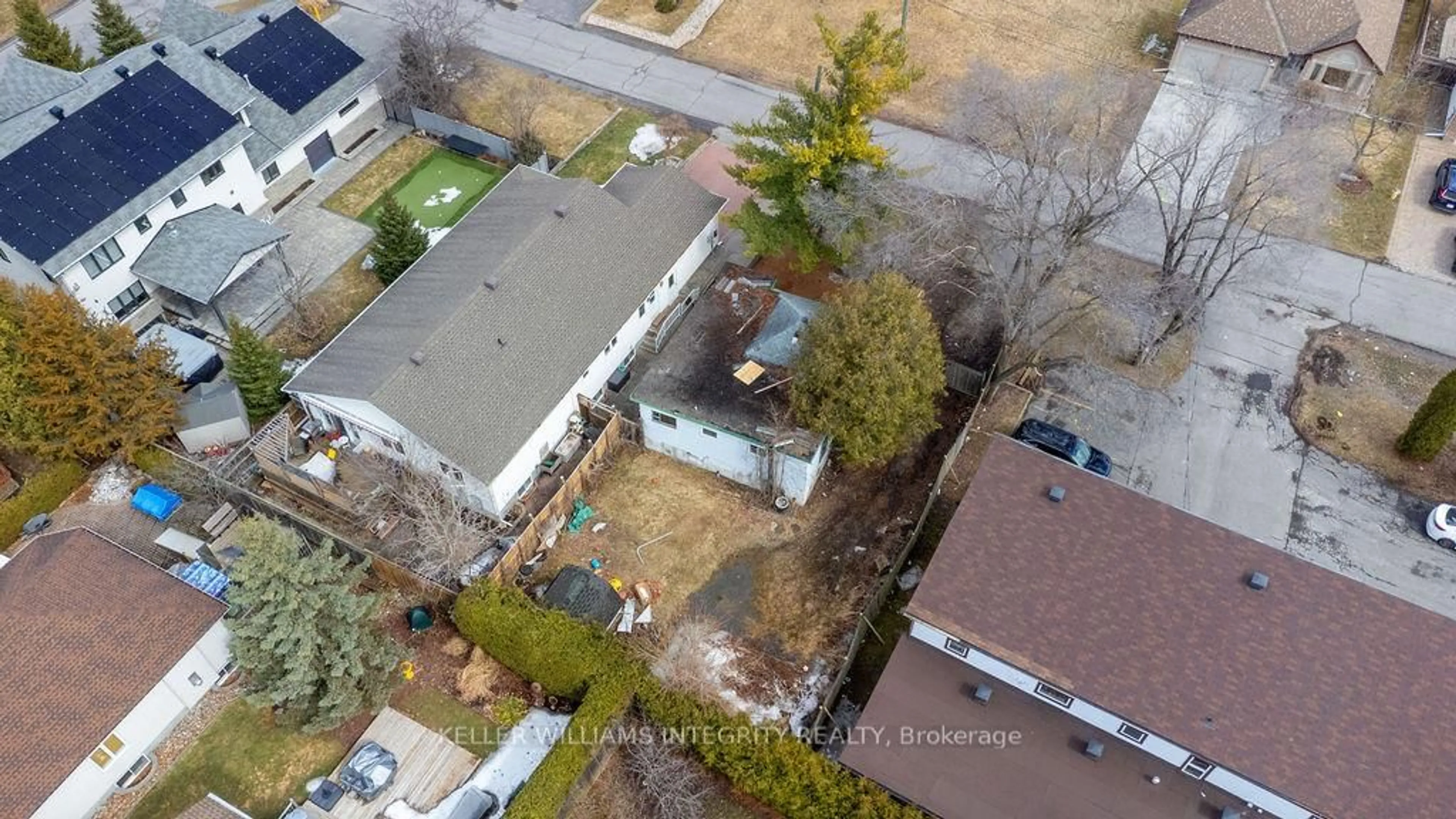A pic from outside/outdoor area/front of a property/back of a property/a pic from drone, street for 924 Beauchamp Ave, Orleans Ontario K1C 3A8