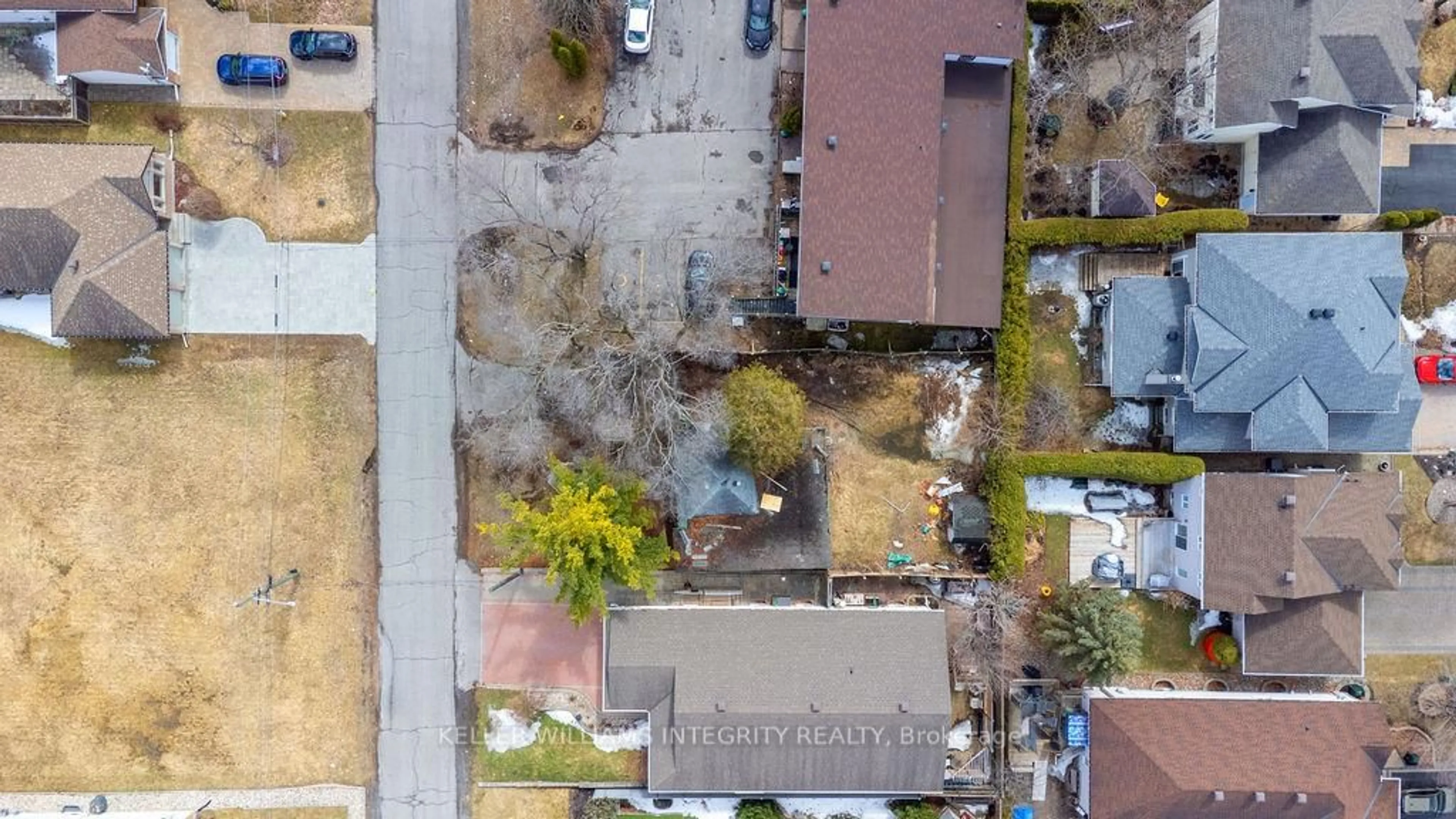A pic from outside/outdoor area/front of a property/back of a property/a pic from drone, street for 924 Beauchamp Ave, Orleans Ontario K1C 3A8