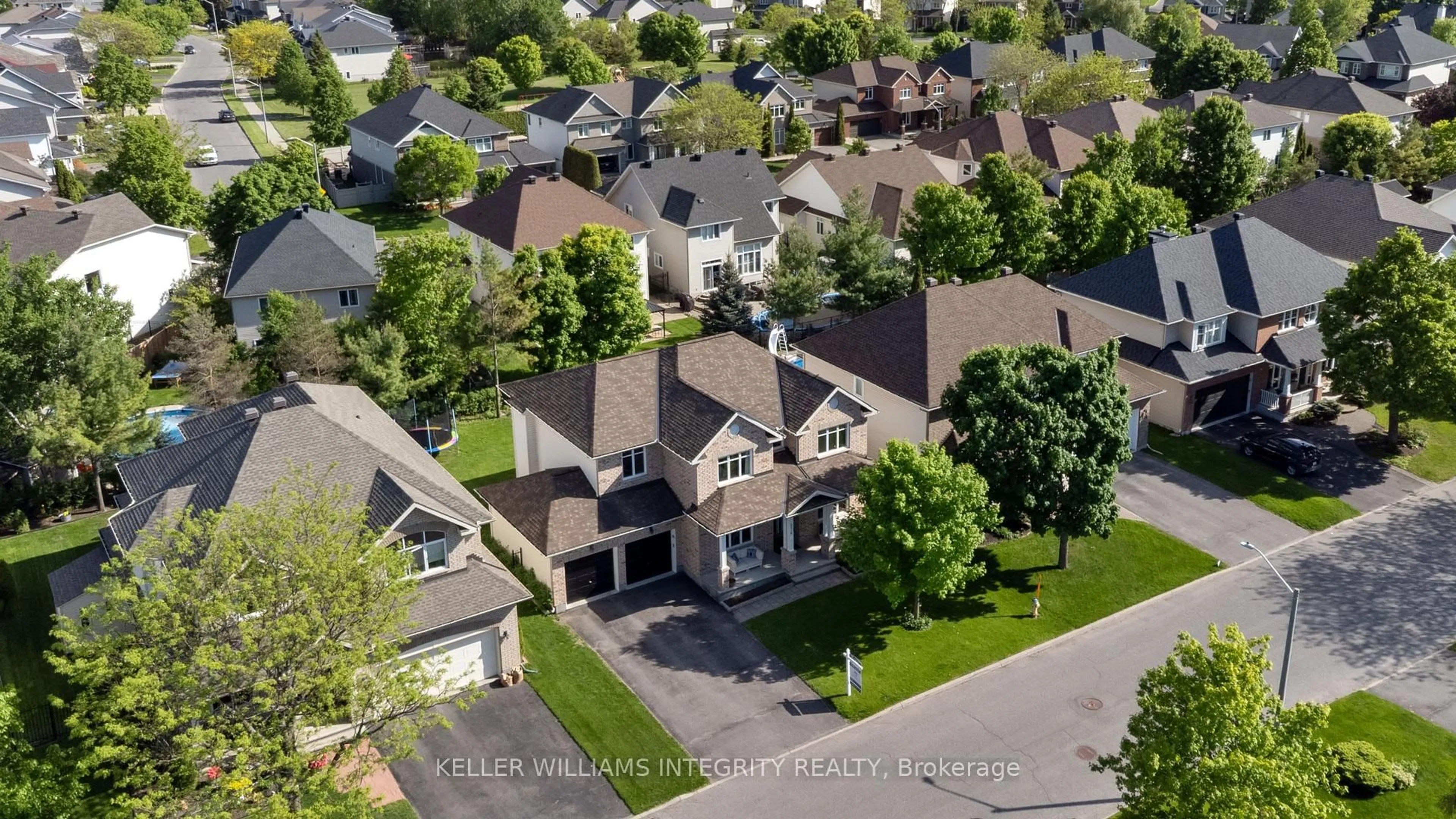 A pic from outside/outdoor area/front of a property/back of a property/a pic from drone, street for 576 Devonwood Circ, Gloucester Ontario K1T 4E6