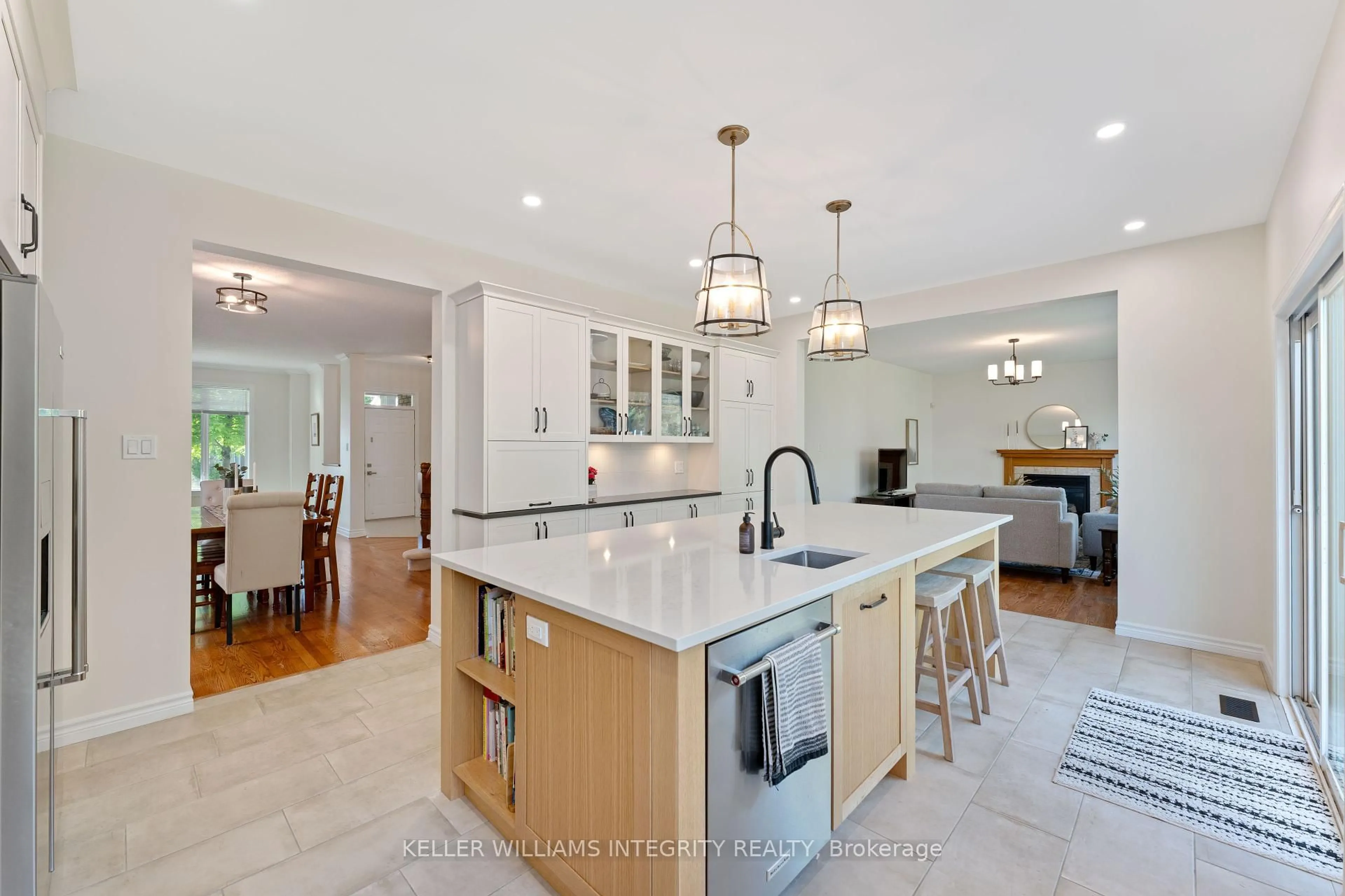 Open concept kitchen, ceramic/tile floor for 576 Devonwood Circ, Gloucester Ontario K1T 4E6