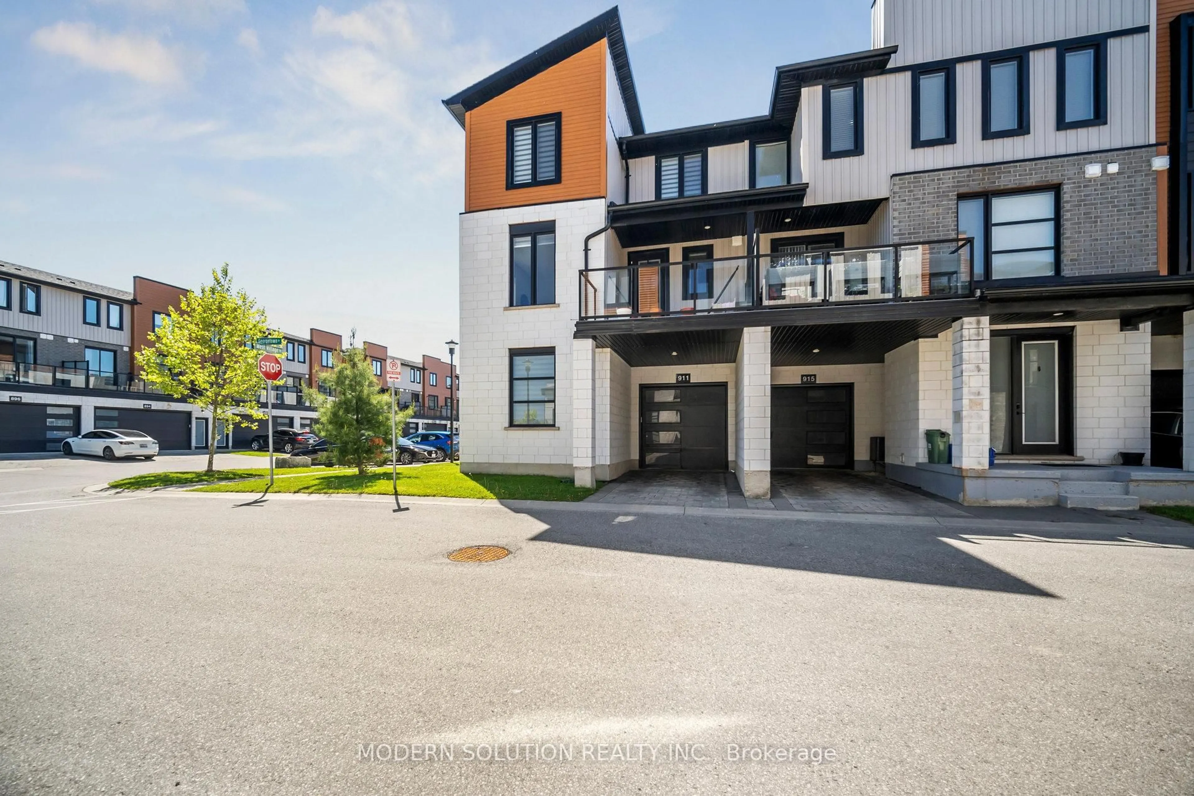 Patio, street for 911 GEORGETOWN Dr #911, London North Ontario N6H 0J7