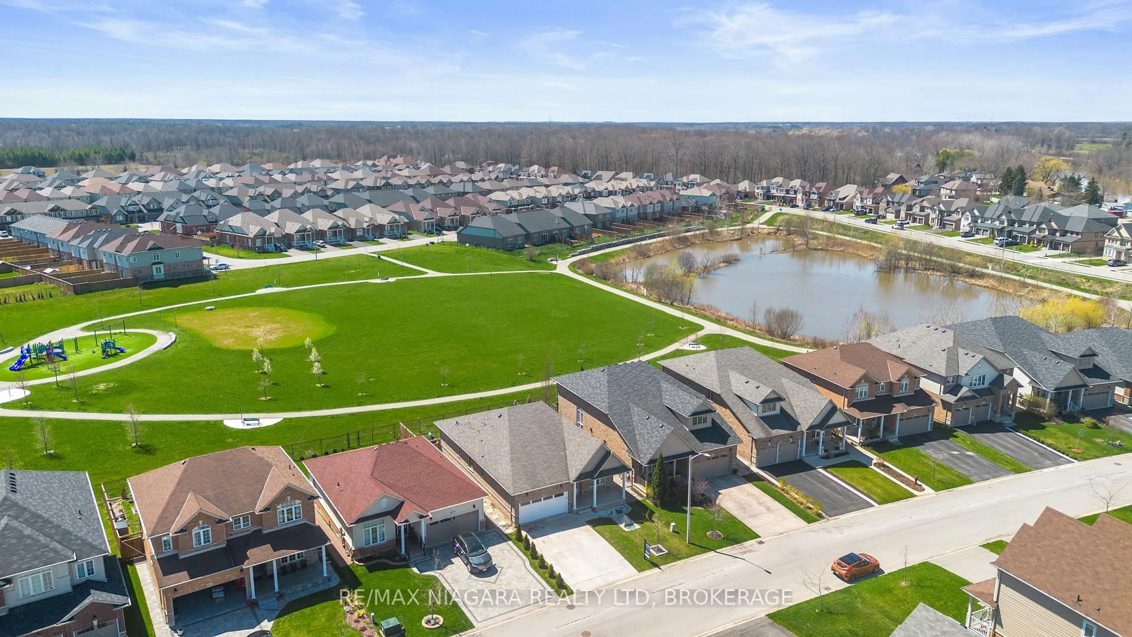A pic from outside/outdoor area/front of a property/back of a property/a pic from drone, water/lake/river/ocean view for 4432 Cinnamon Grve, Niagara Falls Ontario L2G 0A4