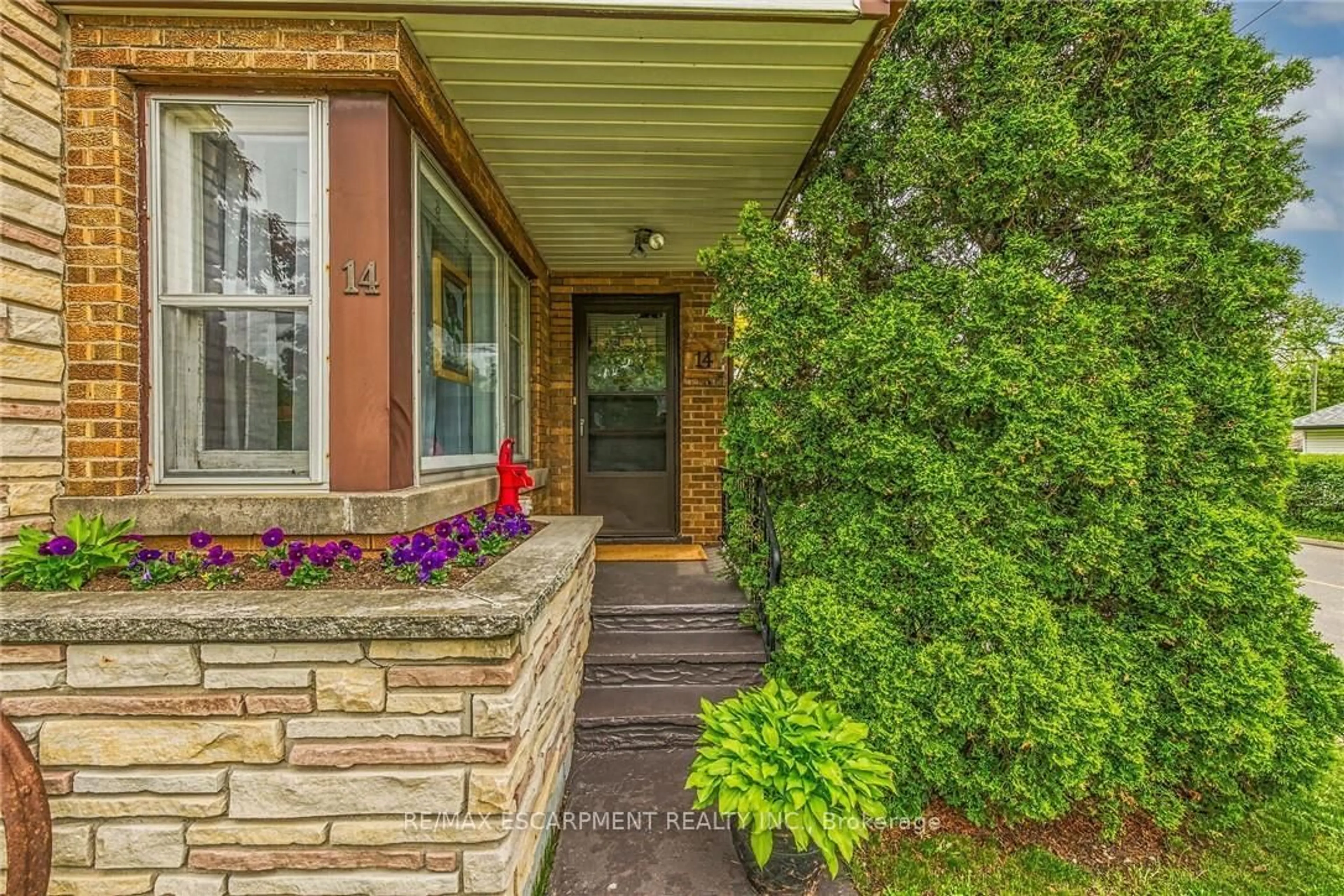 Indoor entryway for 14 Sherring St, Haldimand Ontario N0A 1H0