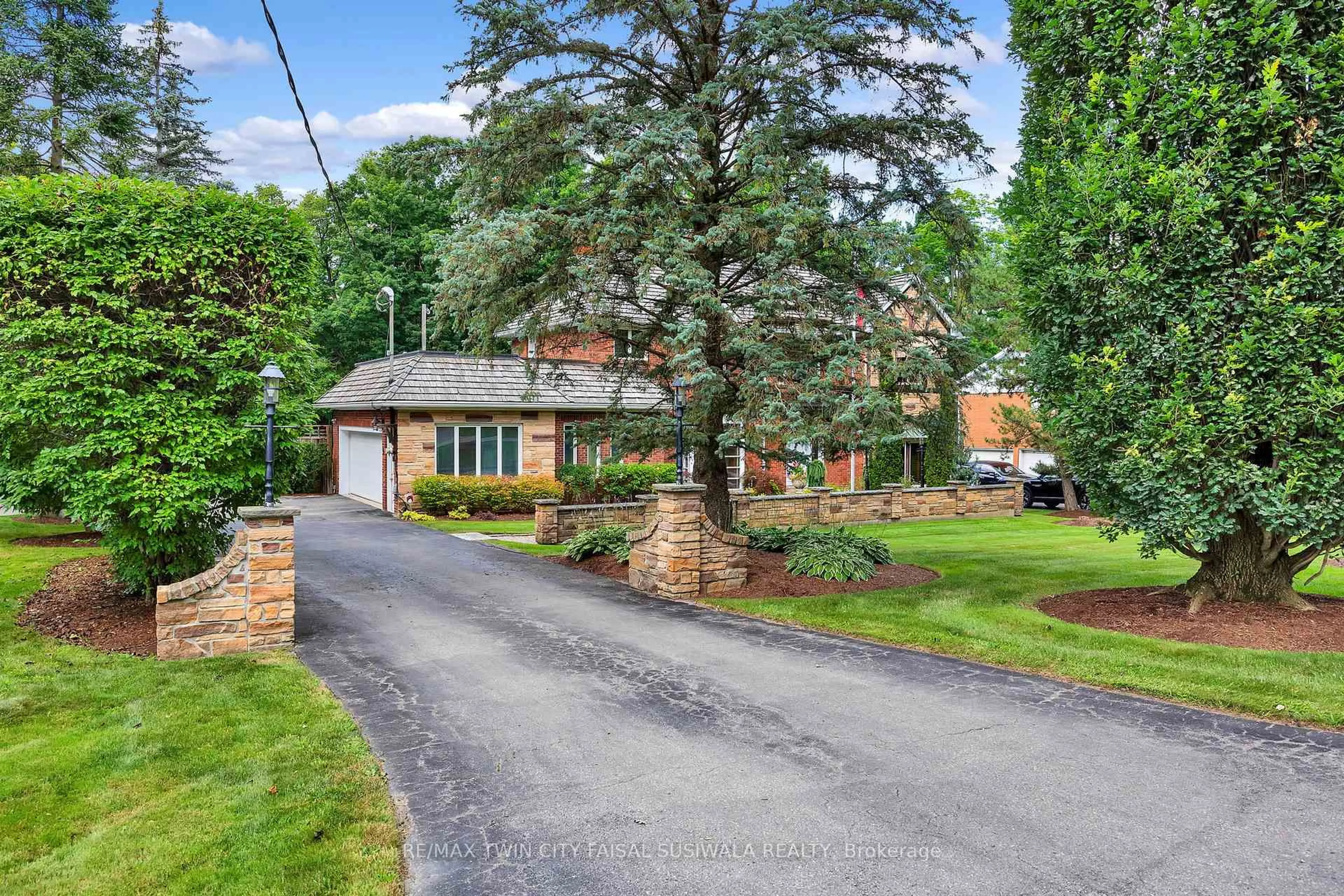 A pic from outside/outdoor area/front of a property/back of a property/a pic from drone, street for 32 Maple Hill Dr, Kitchener Ontario N2M 2R8