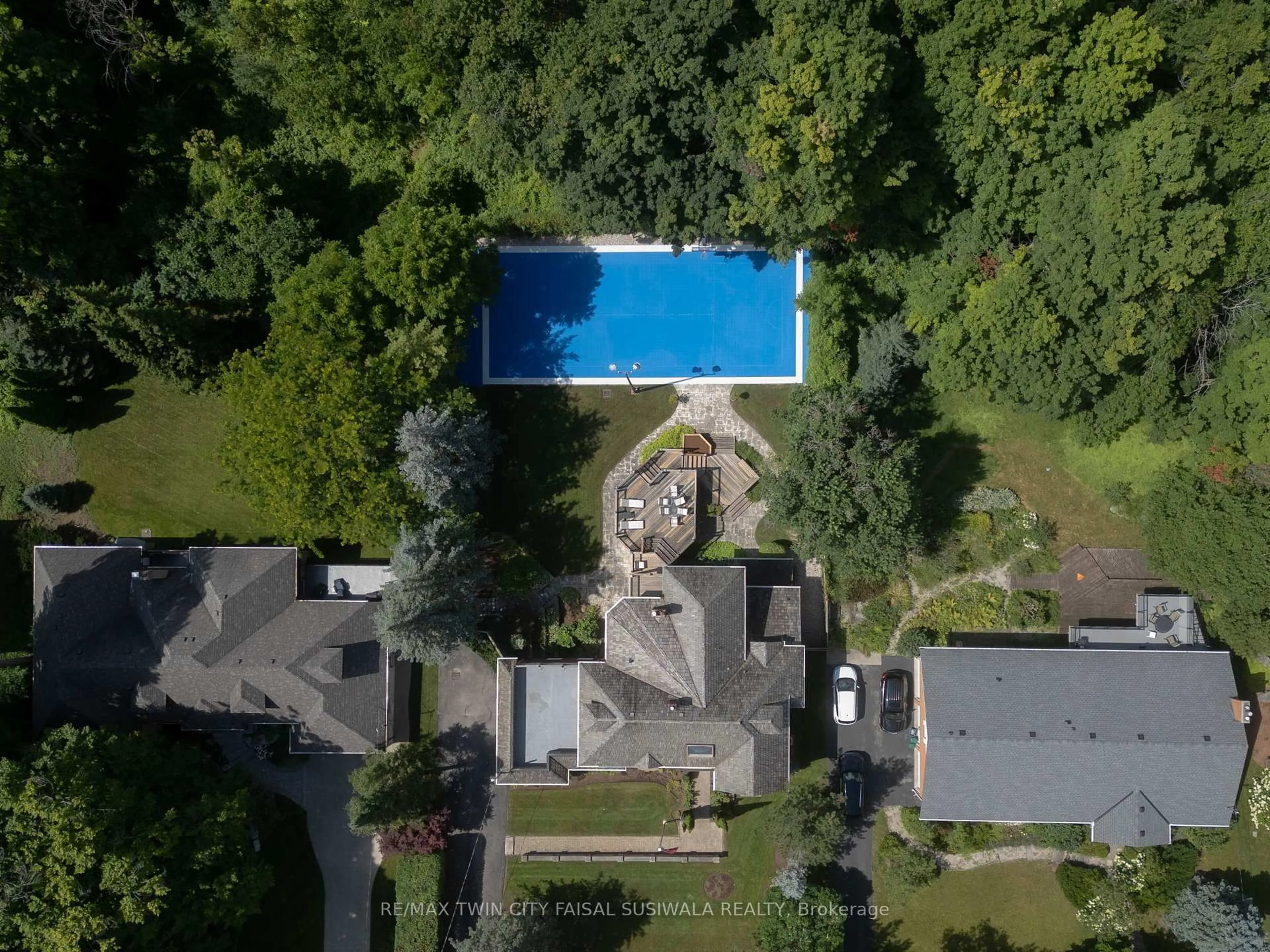 A pic from outside/outdoor area/front of a property/back of a property/a pic from drone, water/lake/river/ocean view for 32 Maple Hill Dr, Kitchener Ontario N2M 2R8