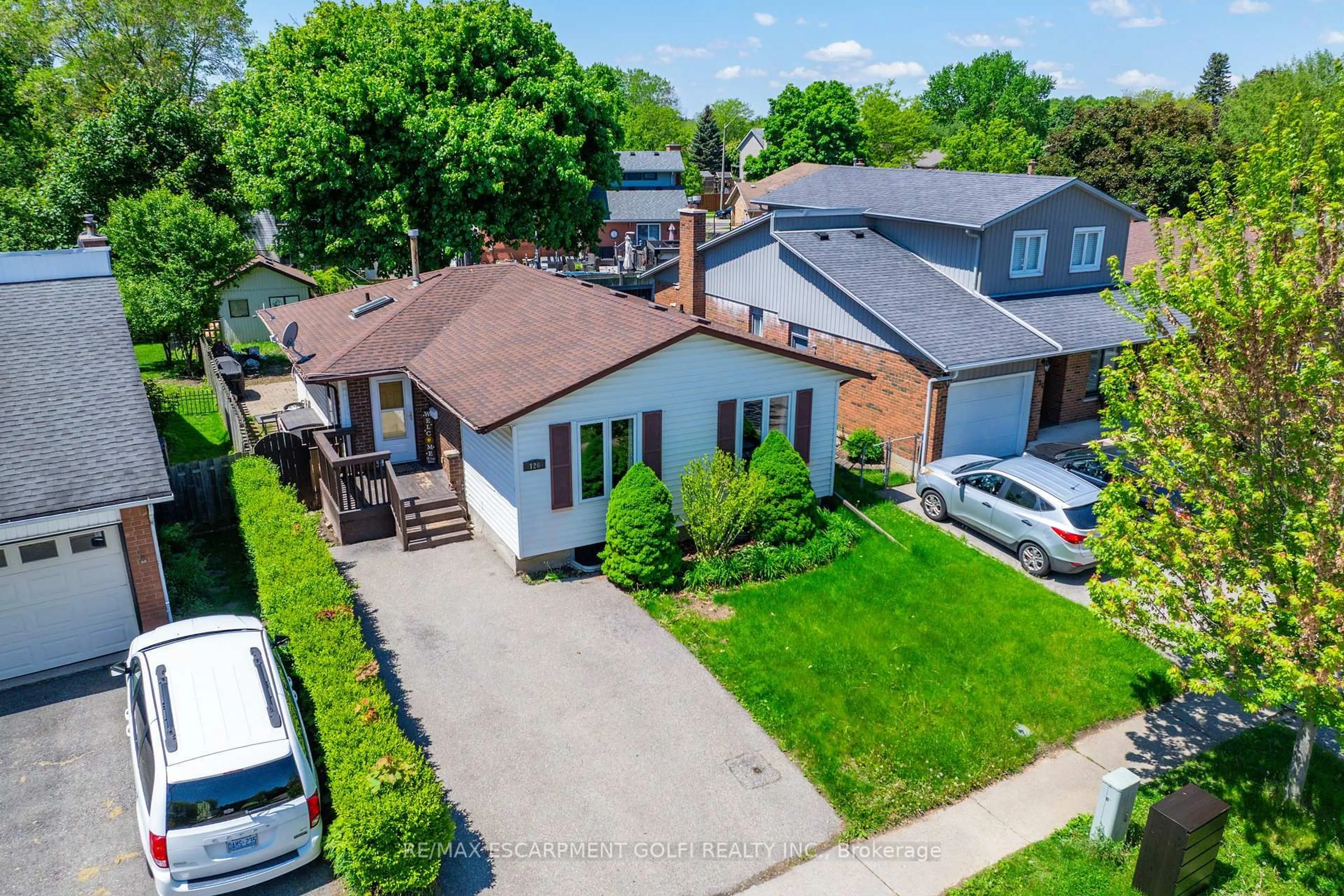 A pic from outside/outdoor area/front of a property/back of a property/a pic from drone, street for 126 Brantwood Park Rd, Brantford Ontario N3P 1G3