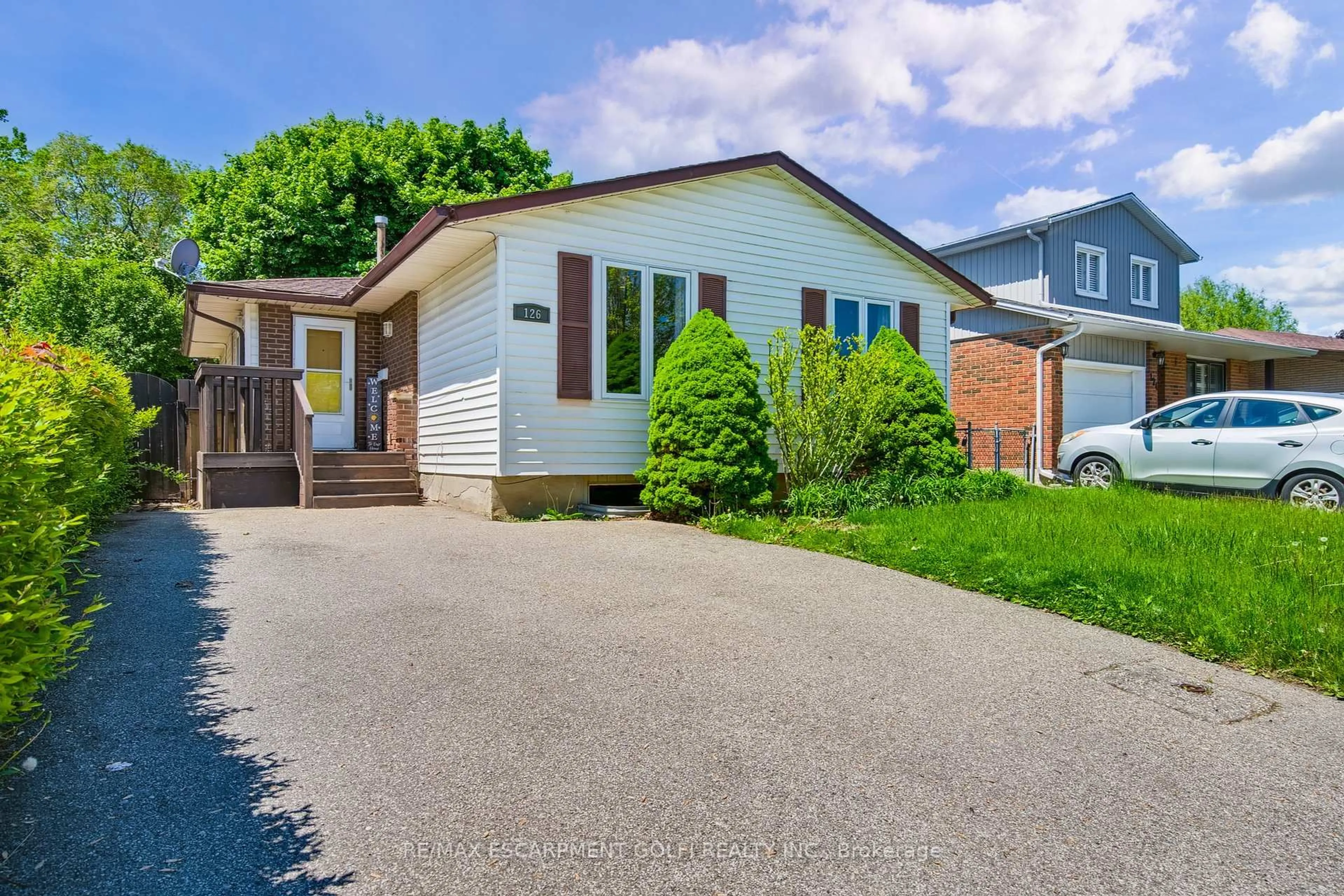 Home with vinyl exterior material, street for 126 Brantwood Park Rd, Brantford Ontario N3P 1G3
