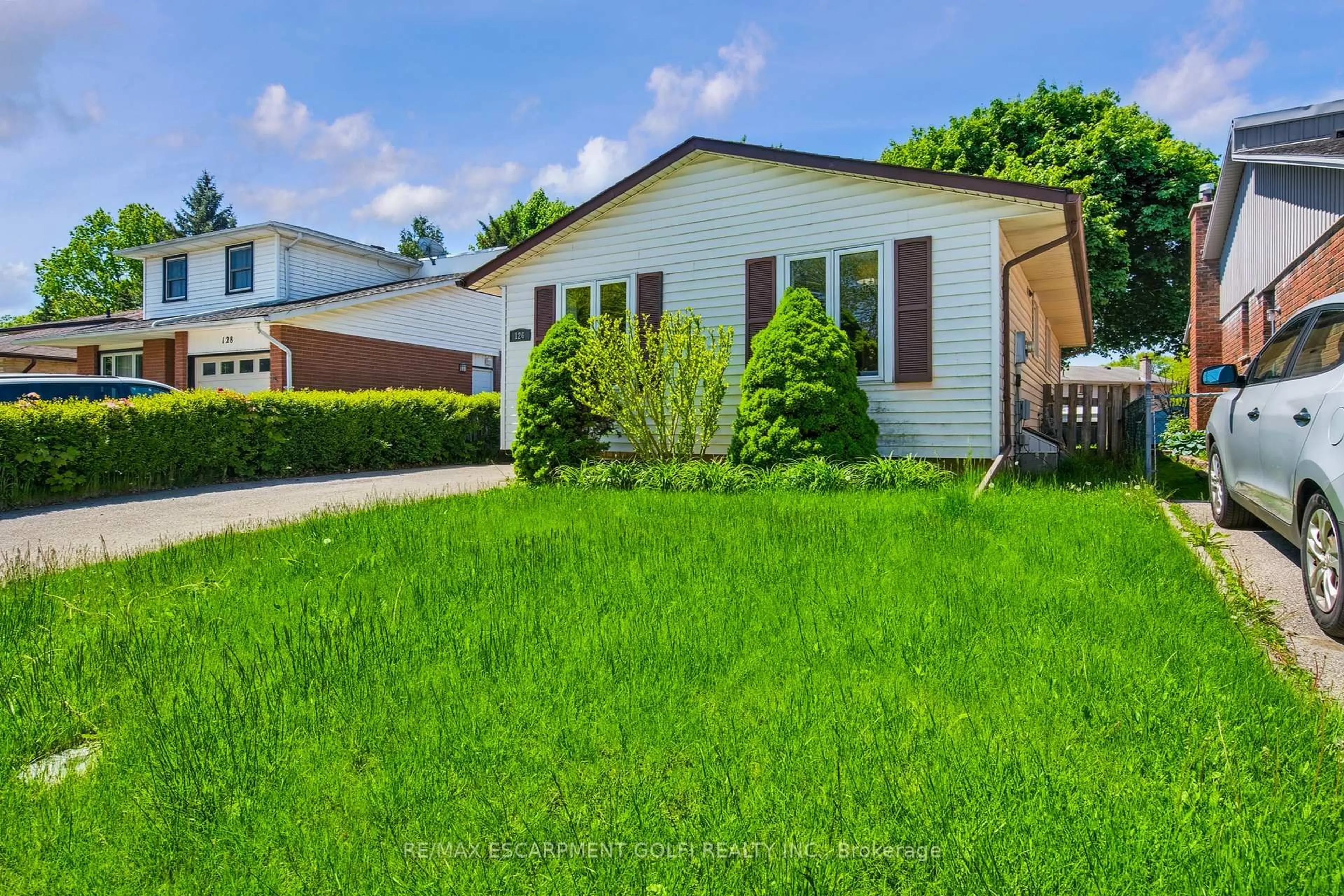 Home with vinyl exterior material, street for 126 Brantwood Park Rd, Brantford Ontario N3P 1G3