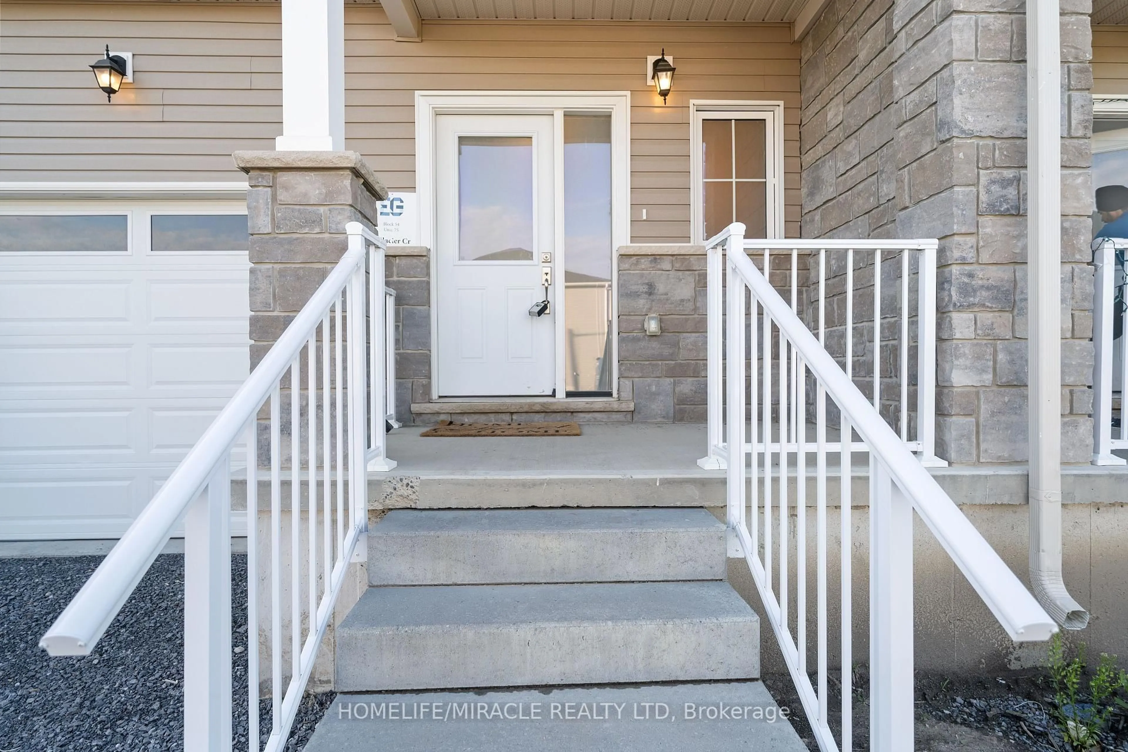 Indoor entryway for 5 Glacier Cres, Belleville Ontario K8N 0T6