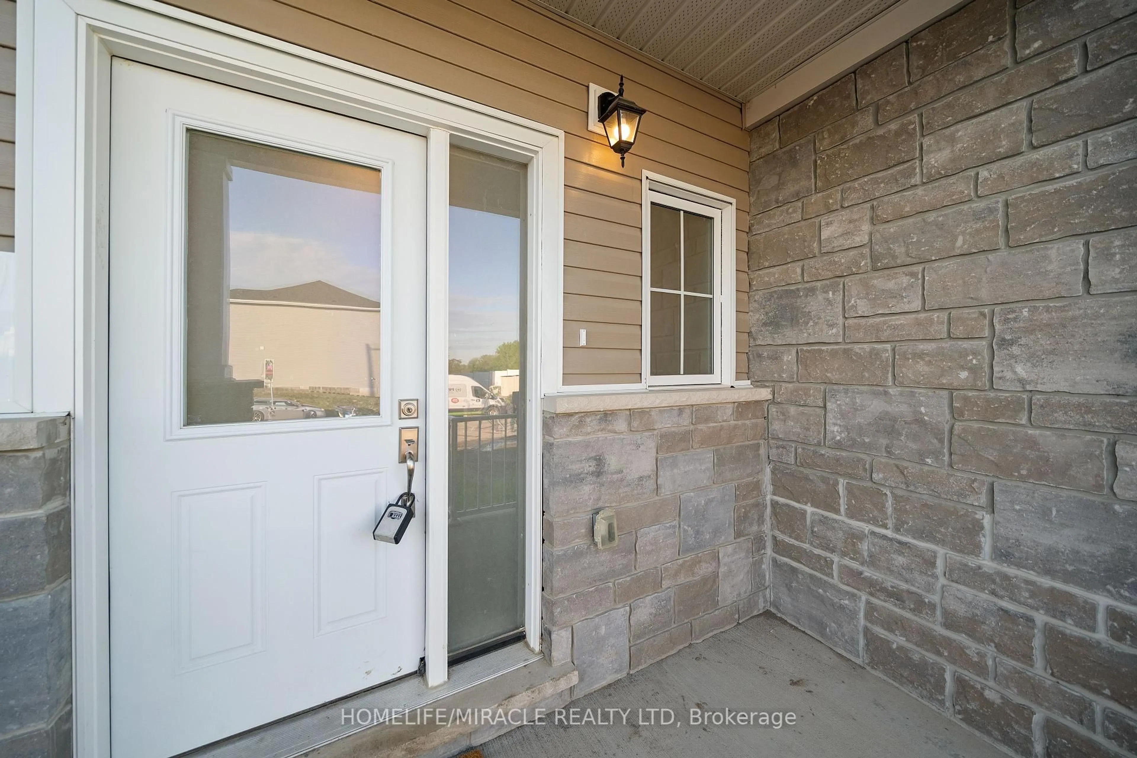 Indoor entryway for 5 Glacier Cres, Belleville Ontario K8N 0T6