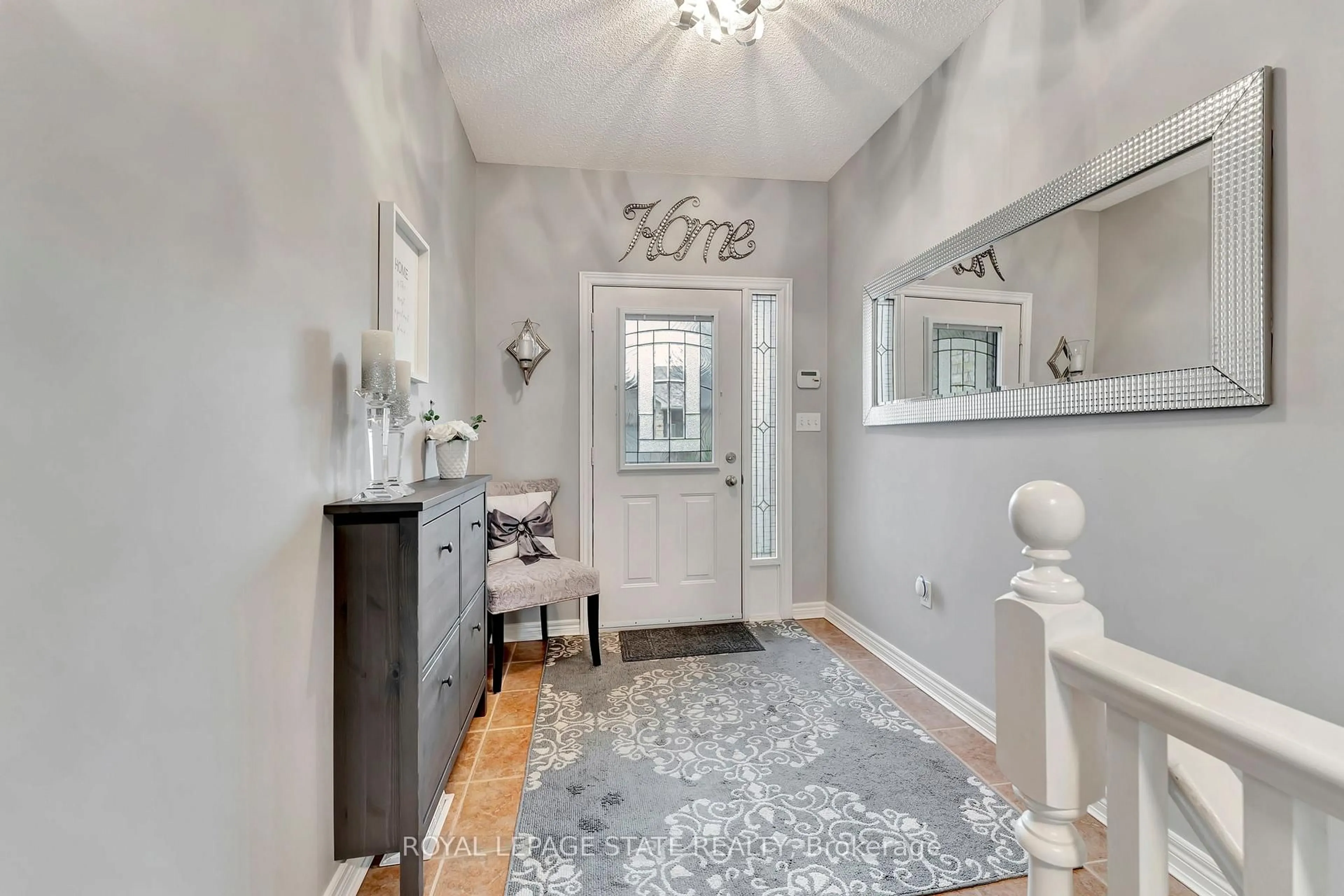 Indoor entryway for 19 Critzia Dr, Hamilton Ontario L0R 1W0