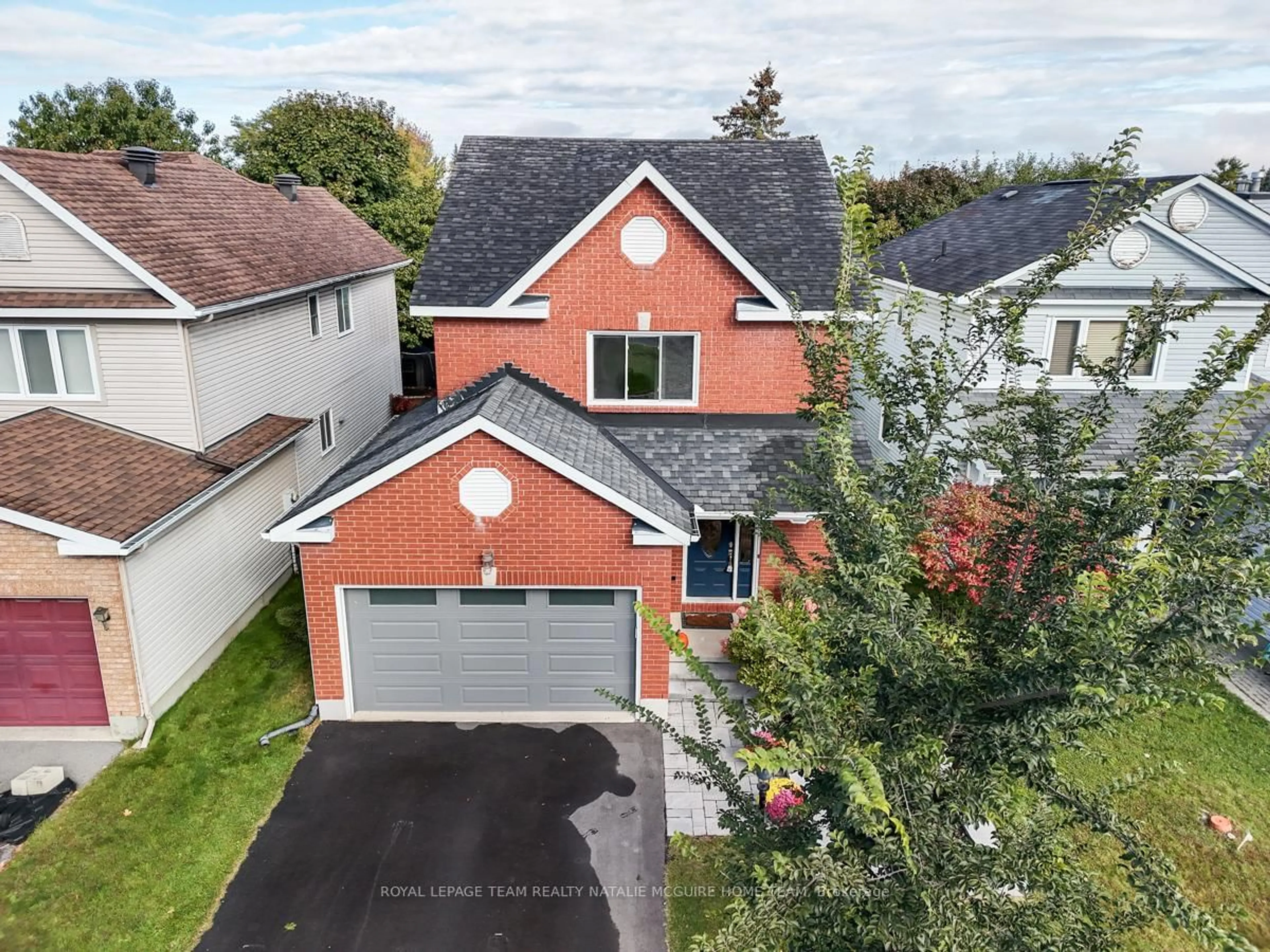 A pic from outside/outdoor area/front of a property/back of a property/a pic from drone, street for 25 SARRAZIN Way, Ottawa Ontario K2J 4A5
