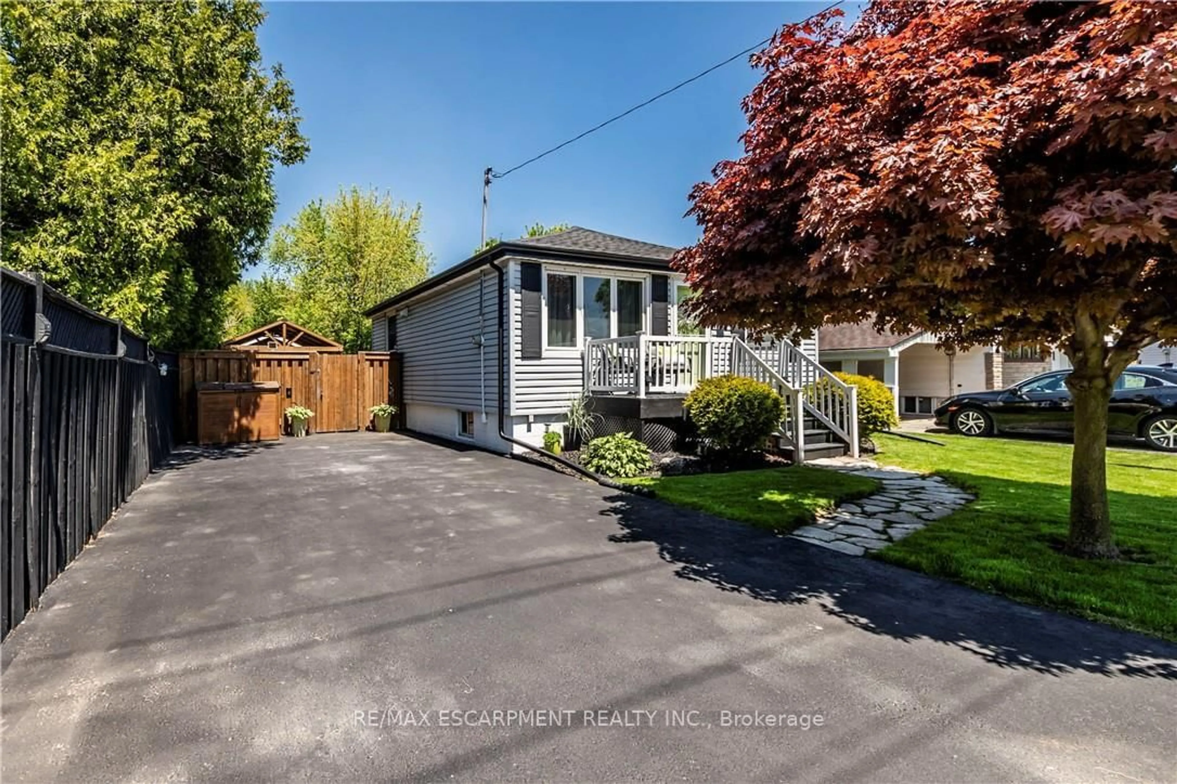 A pic from outside/outdoor area/front of a property/back of a property/a pic from drone, street for 75 McElroy Rd, Hamilton Ontario L9A 1Y7