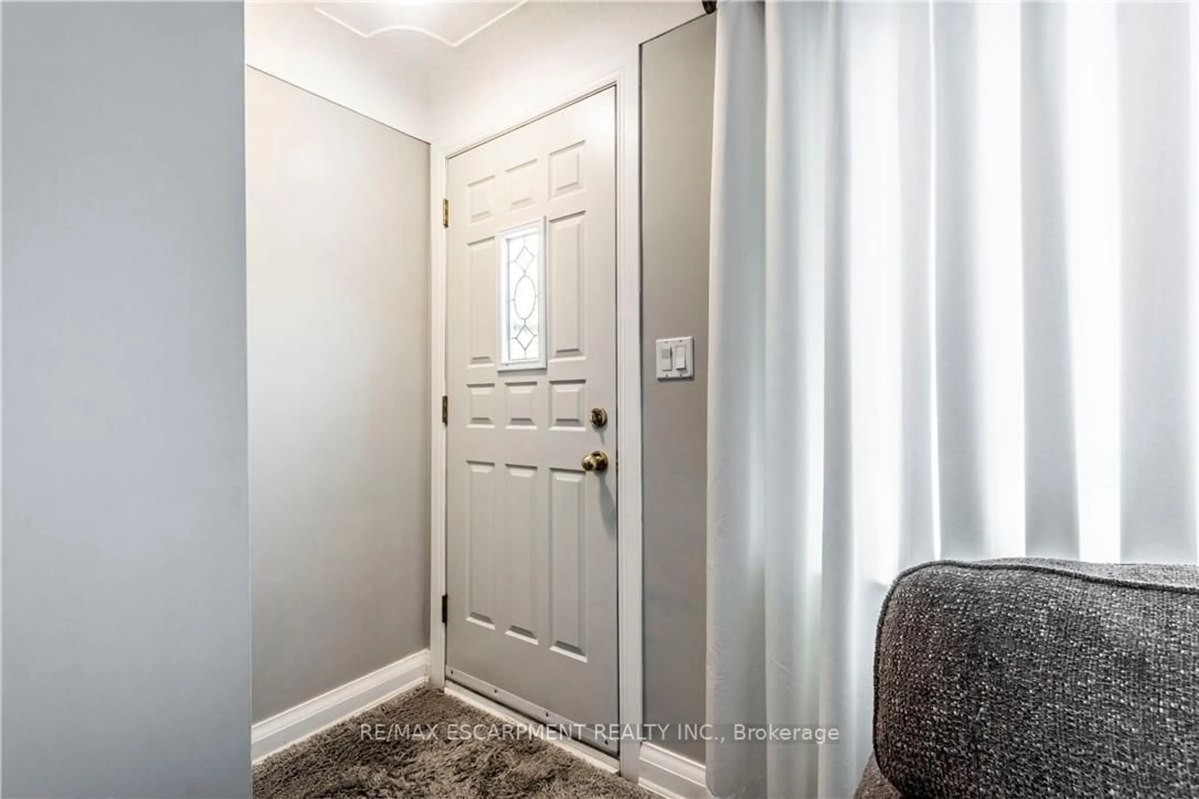 Indoor entryway for 75 McElroy Rd, Hamilton Ontario L9A 1Y7