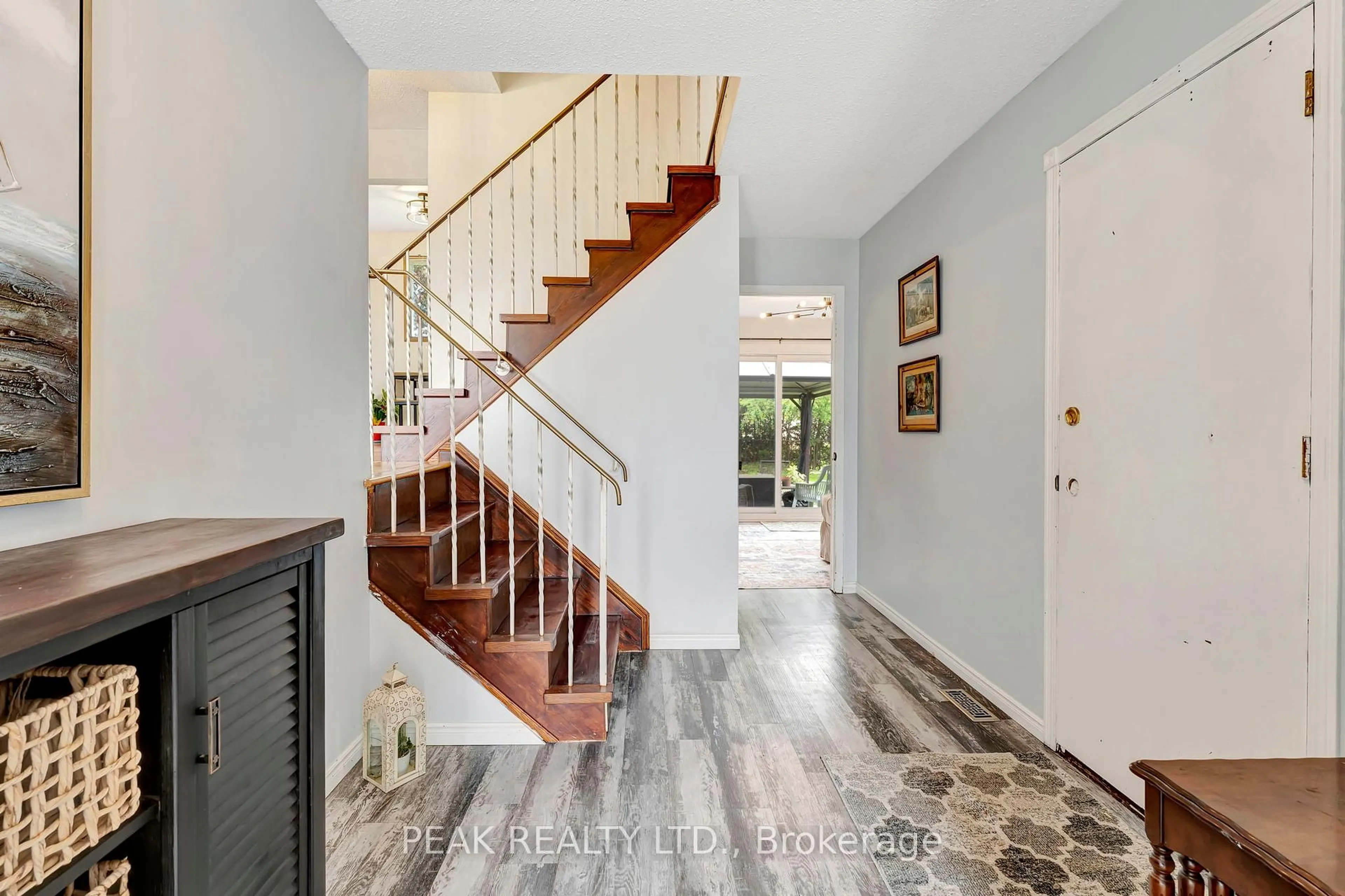 Indoor foyer for 25 Trillium Way, Brant Ontario N3L 3P9