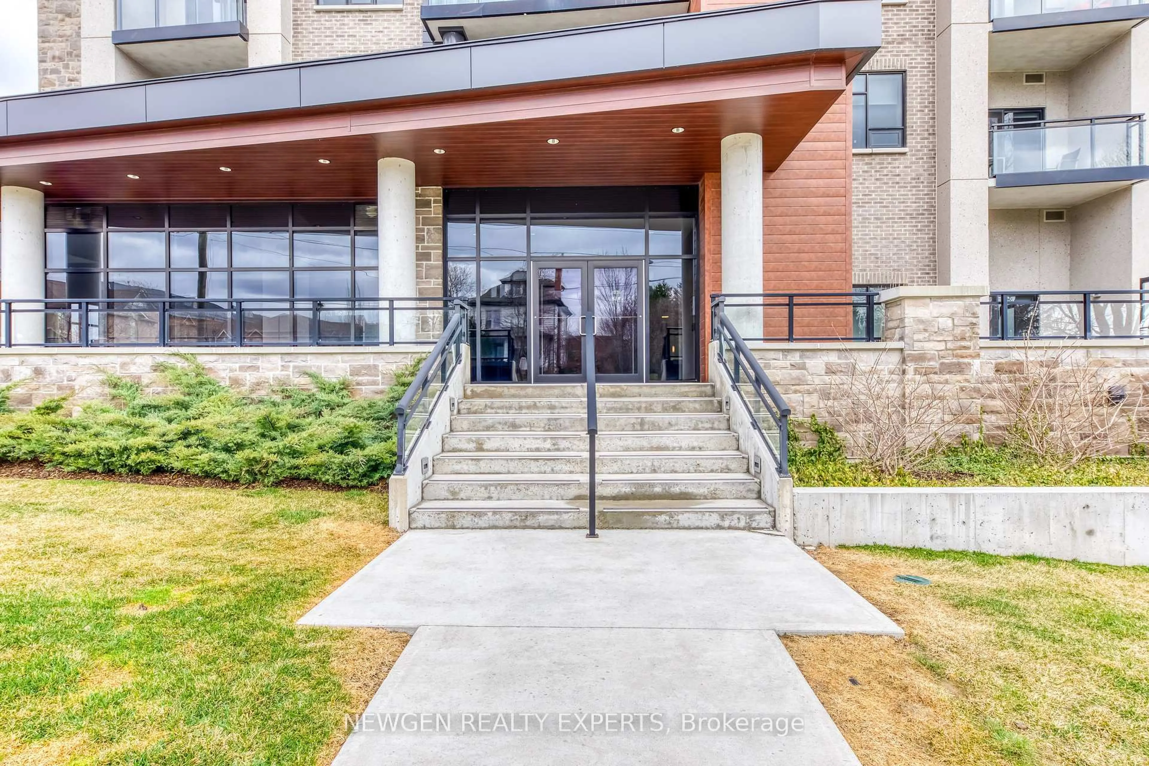 Indoor foyer for 30 Hamilton St #302, Hamilton Ontario L8B 1V8