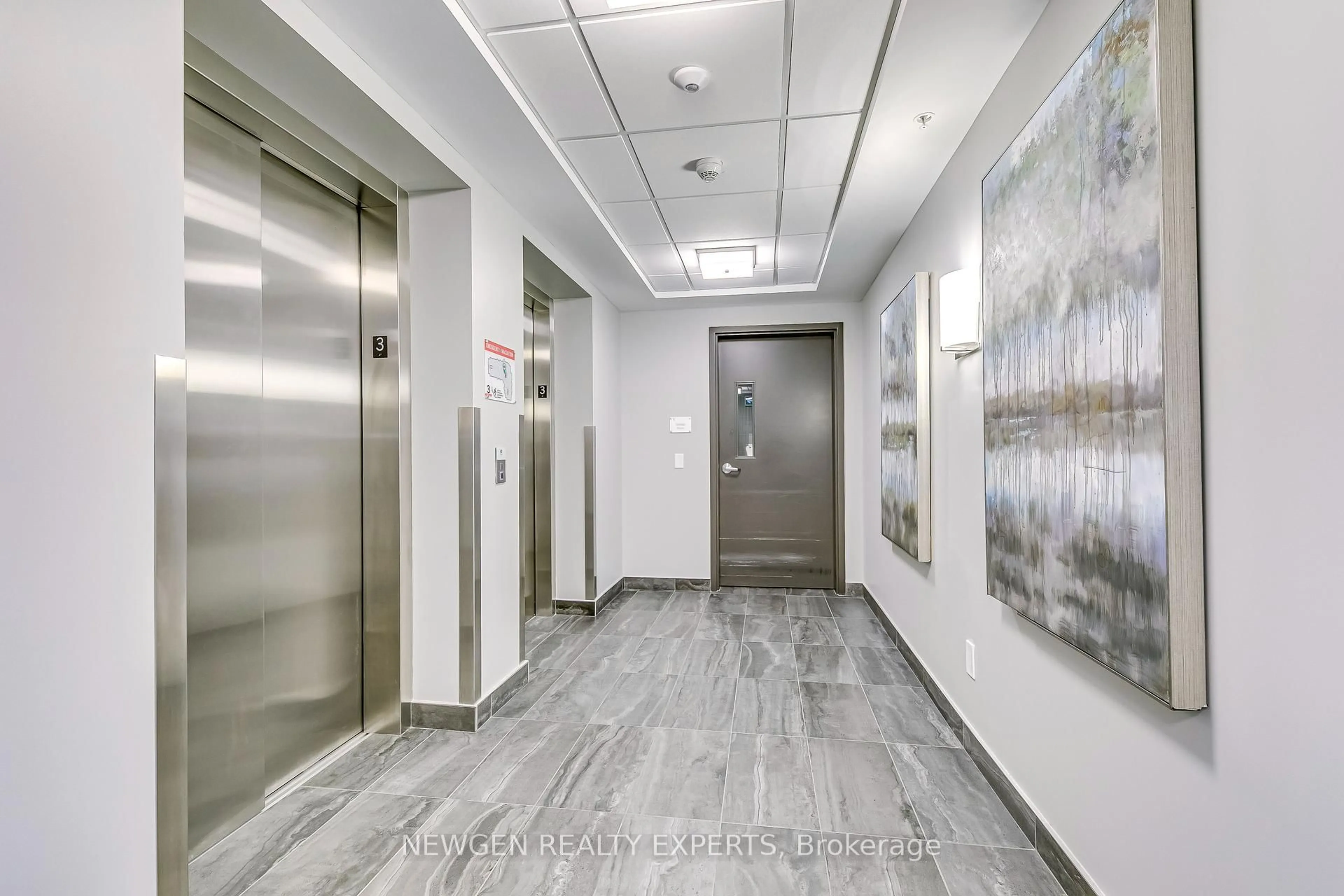 Indoor foyer for 30 Hamilton St #302, Hamilton Ontario L8B 1V8