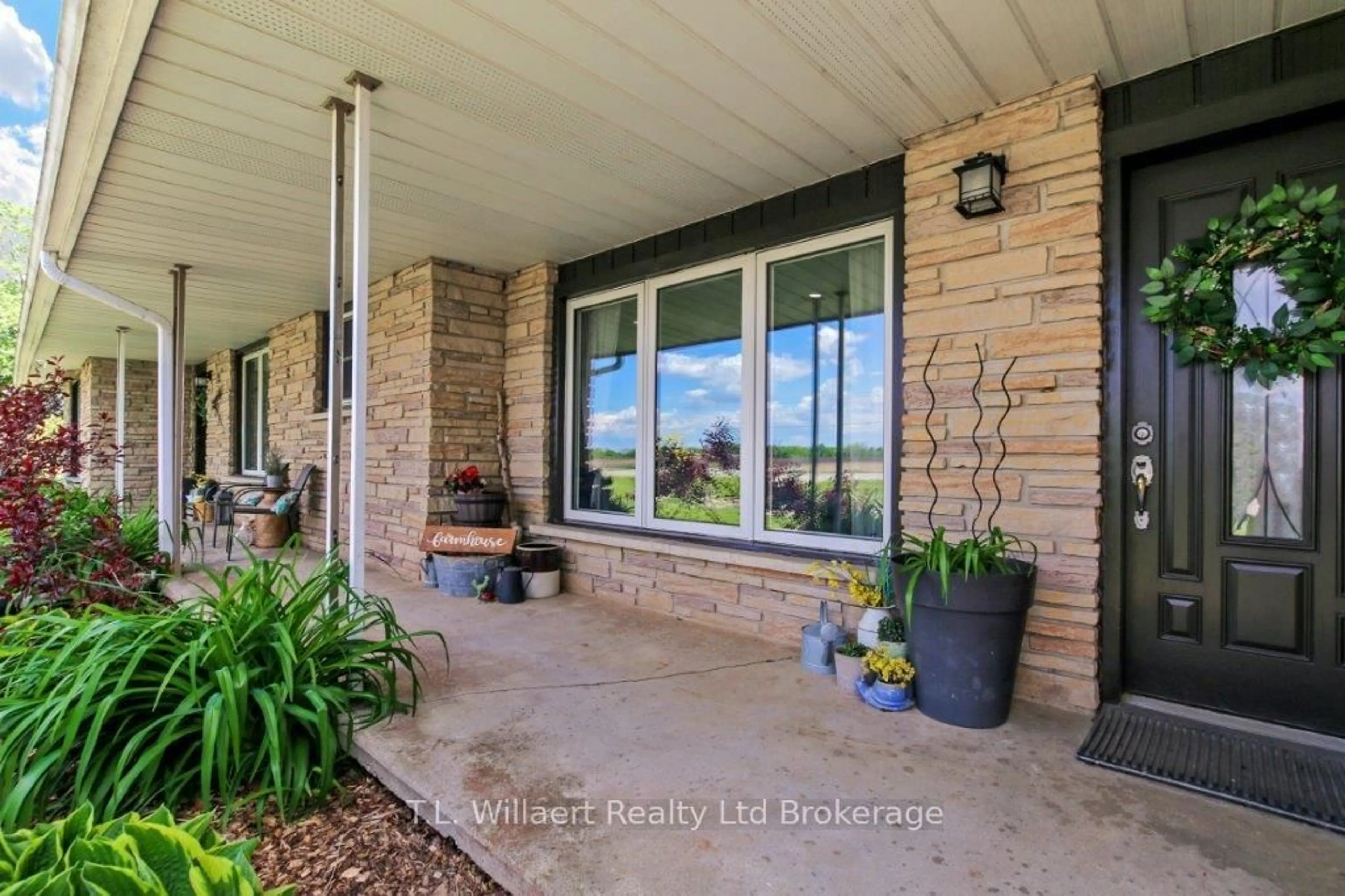 Indoor entryway for 144100 Hawkins Rd, Tillsonburg Ontario N4G 4G8