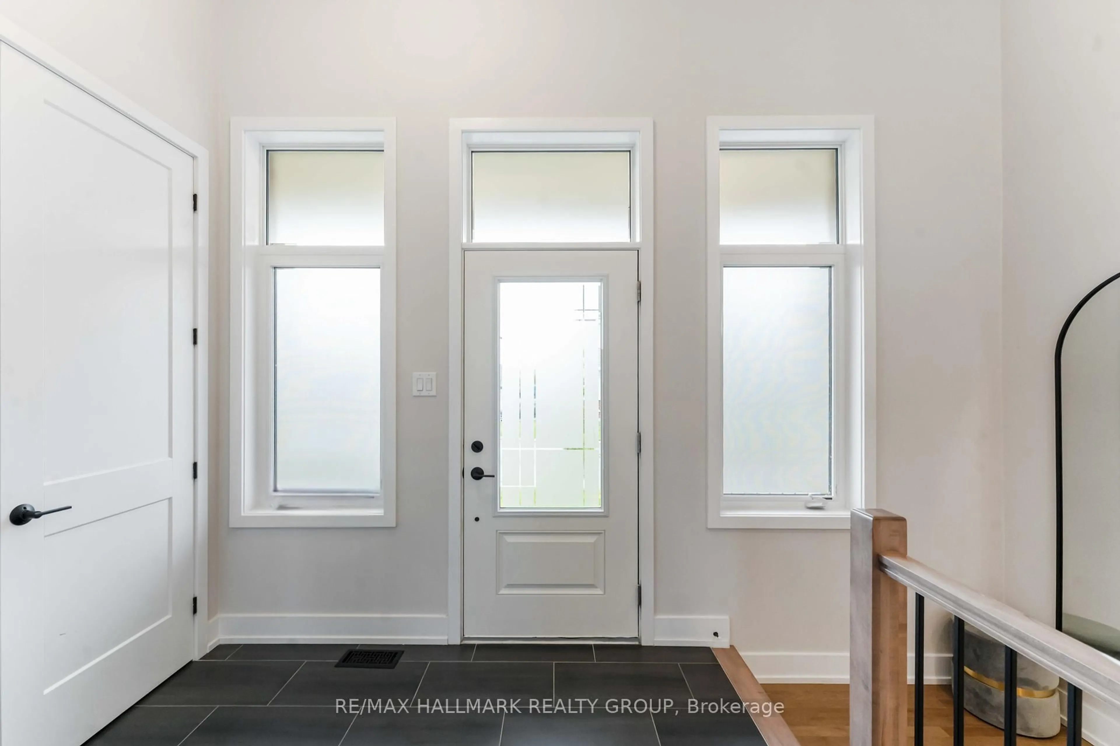 Indoor entryway for 732 Vennecy Terr, Ottawa Ontario K1W 0N3